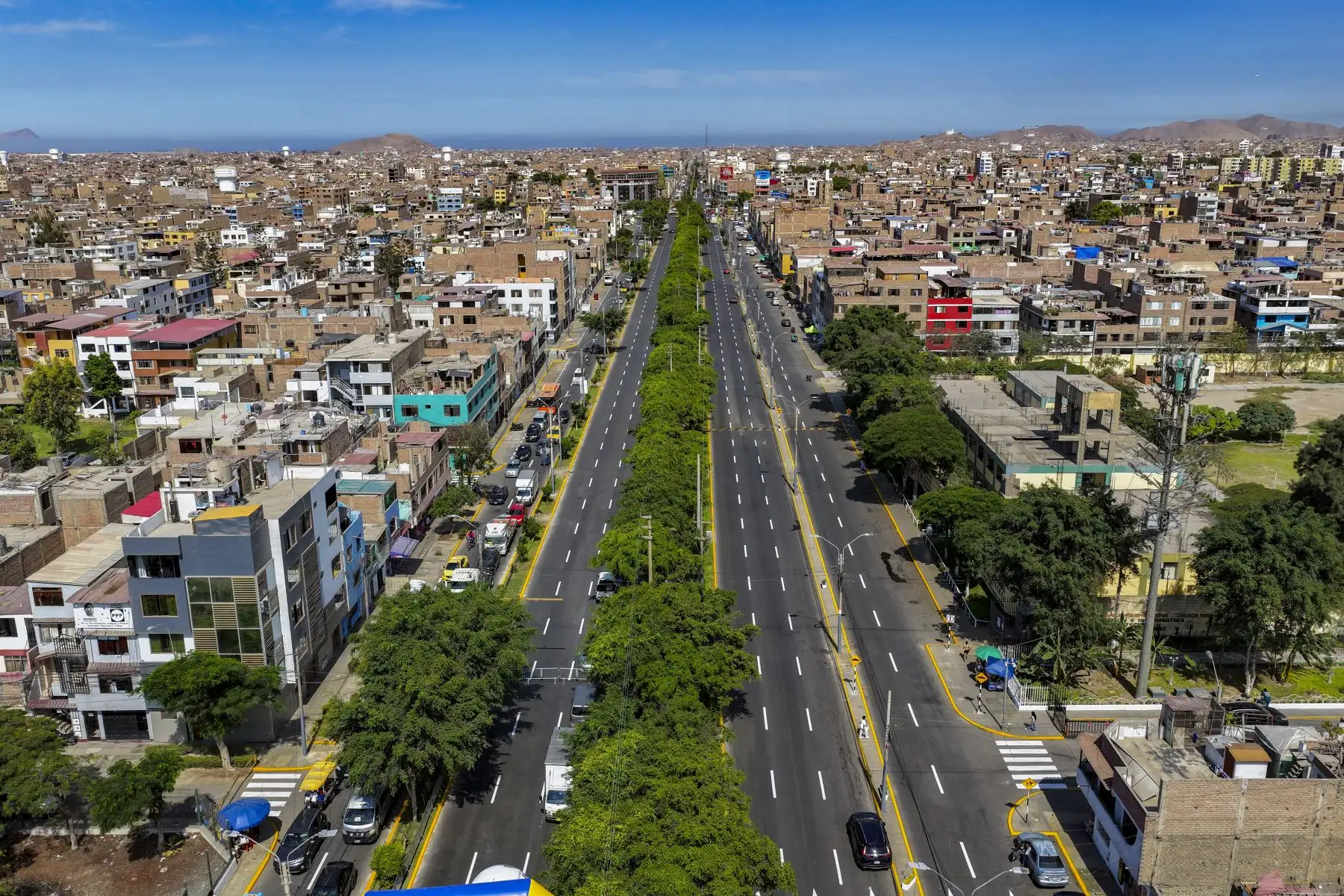 Hoy, el alcalde Renzo Reggiardo, entregó la renovada avenida Los Alisos, una obra que beneficia a más de un millón de vecinos de Lima Norte. Foto: ANDINA/Ricardo Cuba