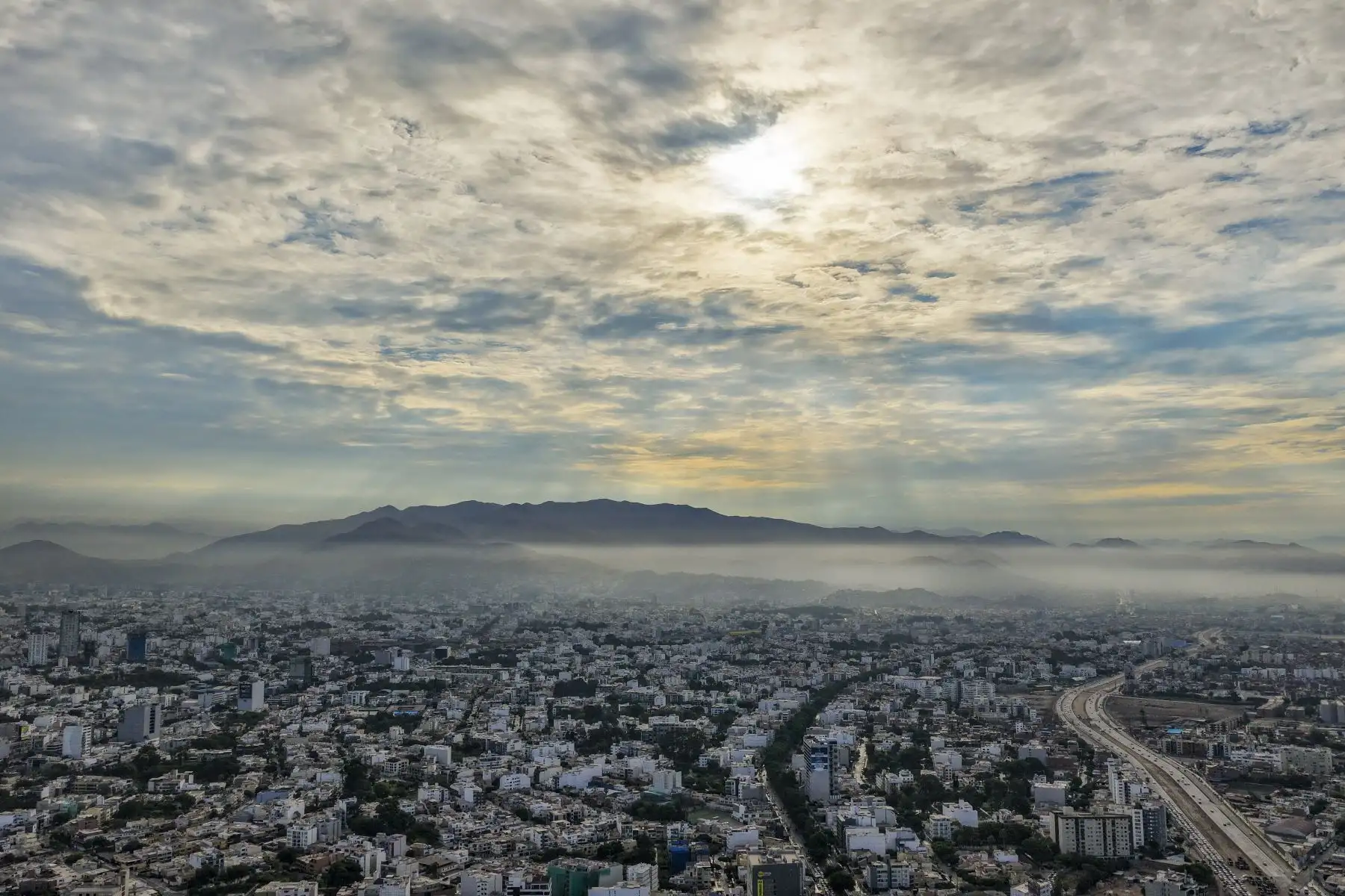 Los distritos de Lima alejados del mar están registrando una ola de calor que ya suma 14 días cálidos consecutivos.
Foto: ANDINA/Ricardo Cuba