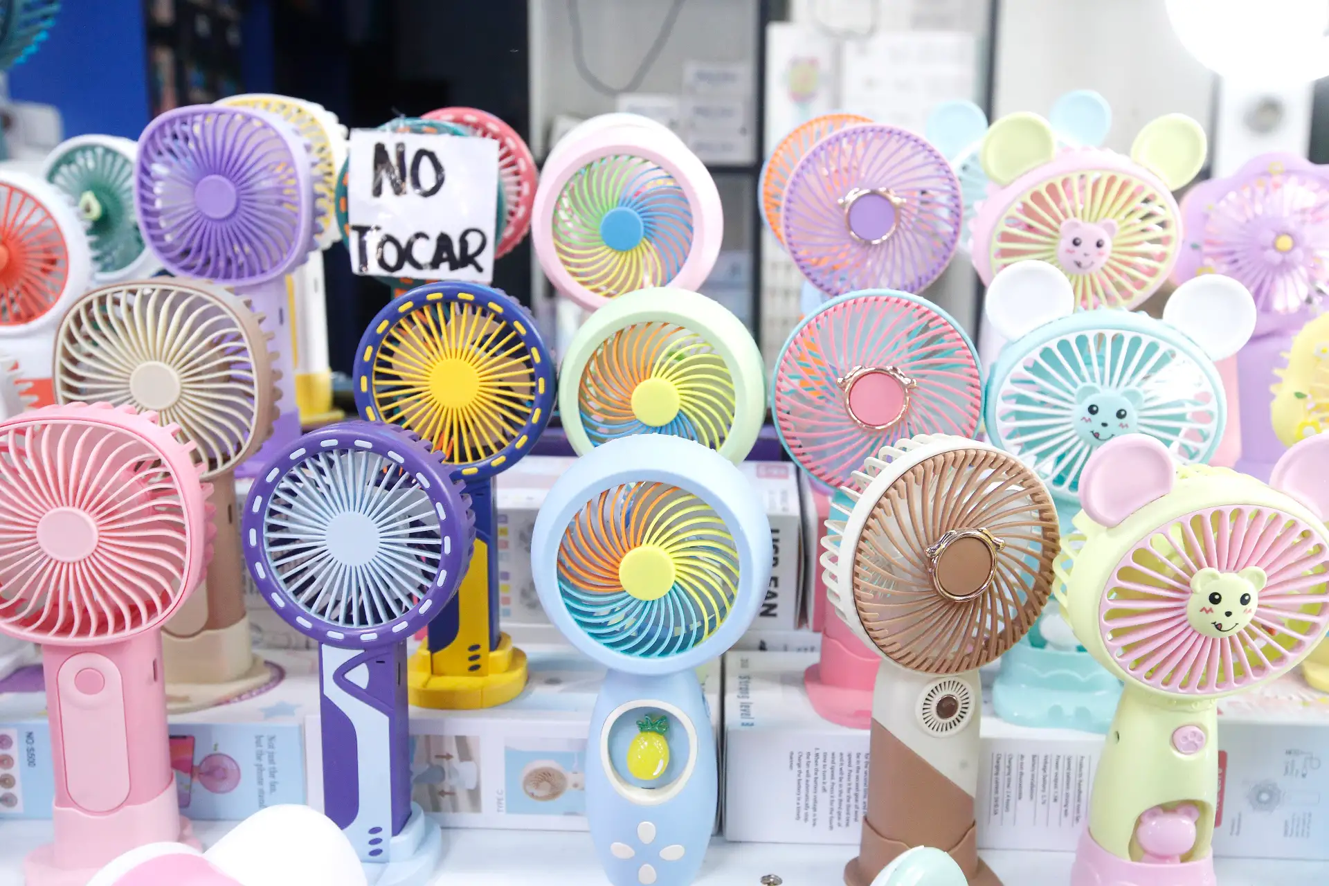 Las altas temperaturas en varias regiones del Perú generan una mayor demanda de importación de equipos de ventilación y aire acondicionado para el verano 2026. En el caso particular de Lima, se incrementó la venta de estos artefactos en el emporio comercial de Mesa Redonda y el Mercado Central.
Foto: ANDINA/Eddy Ramos