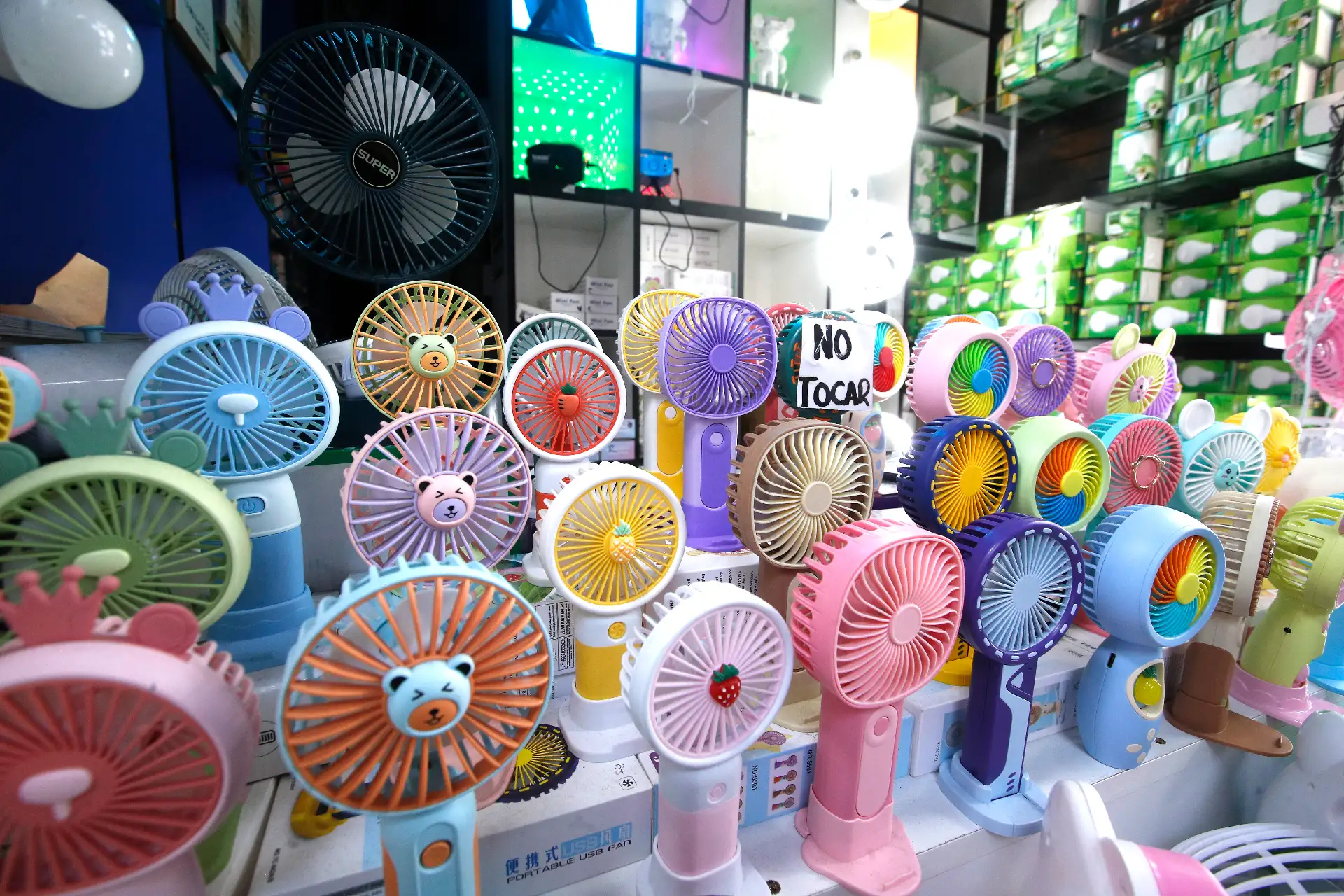 Las altas temperaturas en varias regiones del Perú generan una mayor demanda de importación de equipos de ventilación y aire acondicionado para el verano 2026. En el caso particular de Lima, se incrementó la venta de estos artefactos en el emporio comercial de Mesa Redonda y el Mercado Central.
Foto: ANDINA/Eddy Ramos