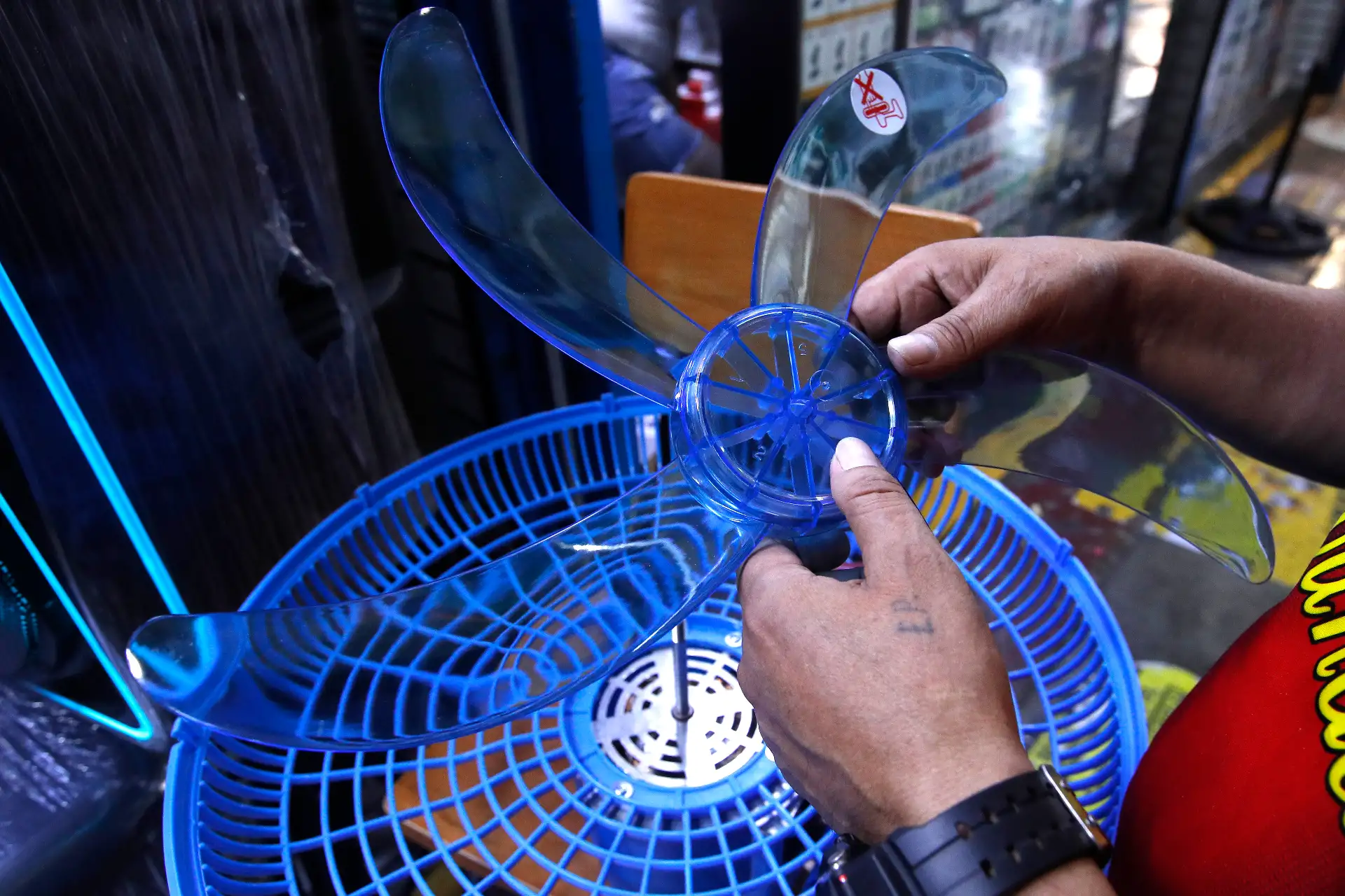 Las altas temperaturas en varias regiones del Perú generan una mayor demanda de importación de equipos de ventilación y aire acondicionado para el verano 2026. En el caso particular de Lima, se incrementó la venta de estos artefactos en el emporio comercial de Mesa Redonda y el Mercado Central.
Foto: ANDINA/Eddy Ramos