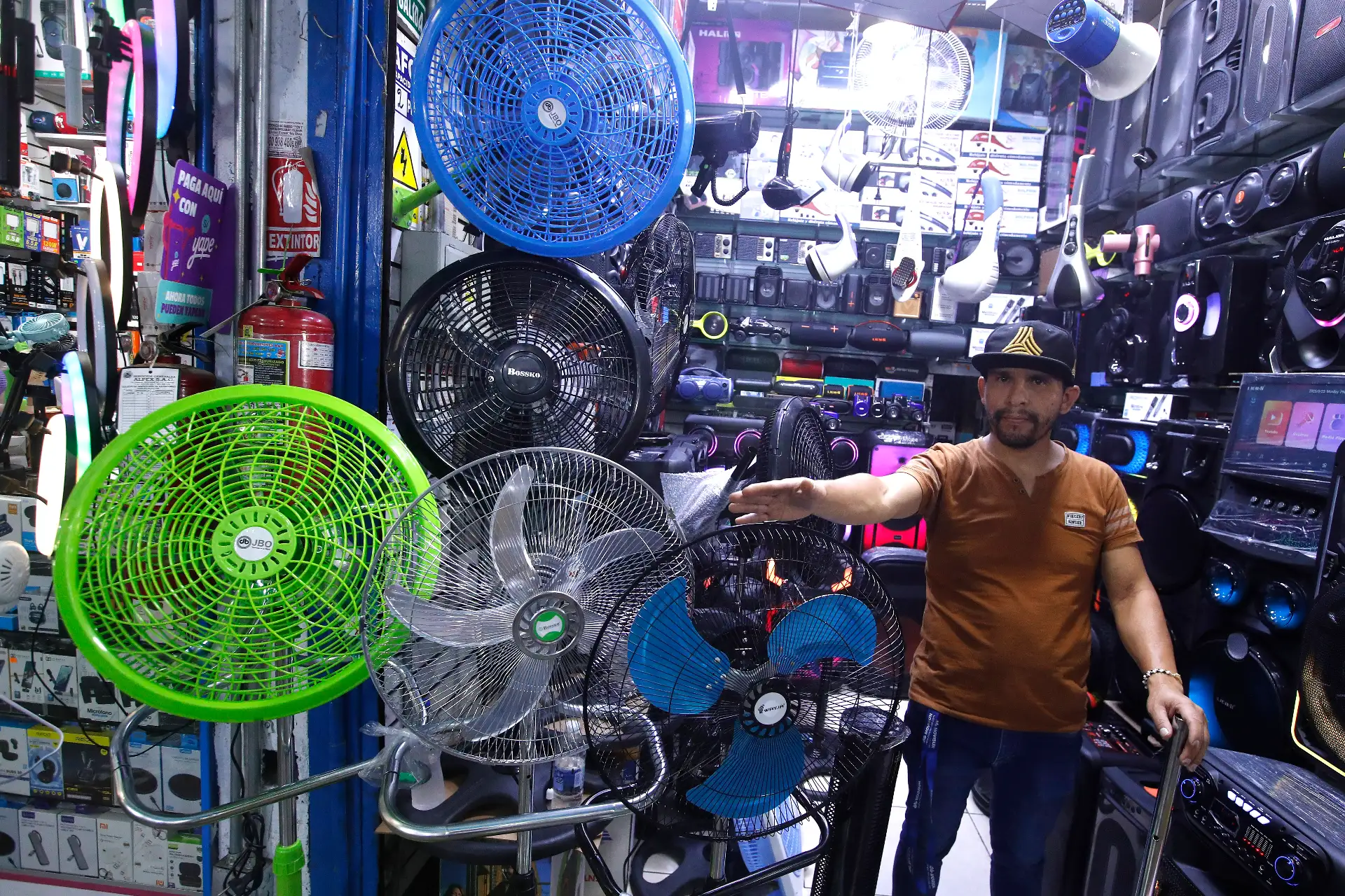 Las altas temperaturas en varias regiones del Perú generan una mayor demanda de importación de equipos de ventilación y aire acondicionado para el verano 2026. En el caso particular de Lima, se incrementó la venta de estos artefactos en el emporio comercial de Mesa Redonda y el Mercado Central.
Foto: ANDINA/Eddy Ramos