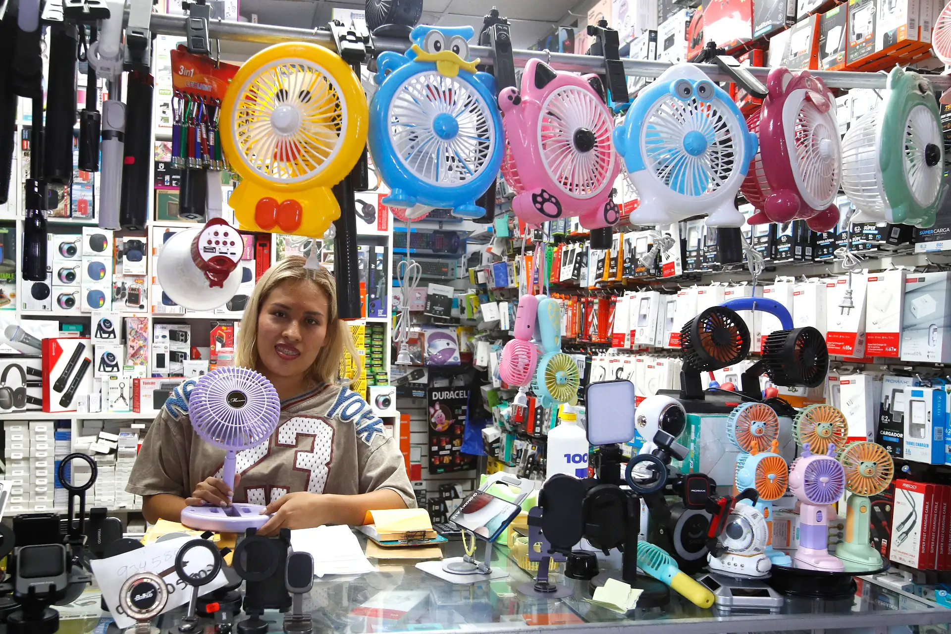 Las altas temperaturas en varias regiones del Perú generan una mayor demanda de importación de equipos de ventilación y aire acondicionado para el verano 2026. En el caso particular de Lima, se incrementó la venta de estos artefactos en el emporio comercial de Mesa Redonda y el Mercado Central.
Foto: ANDINA/Eddy Ramos