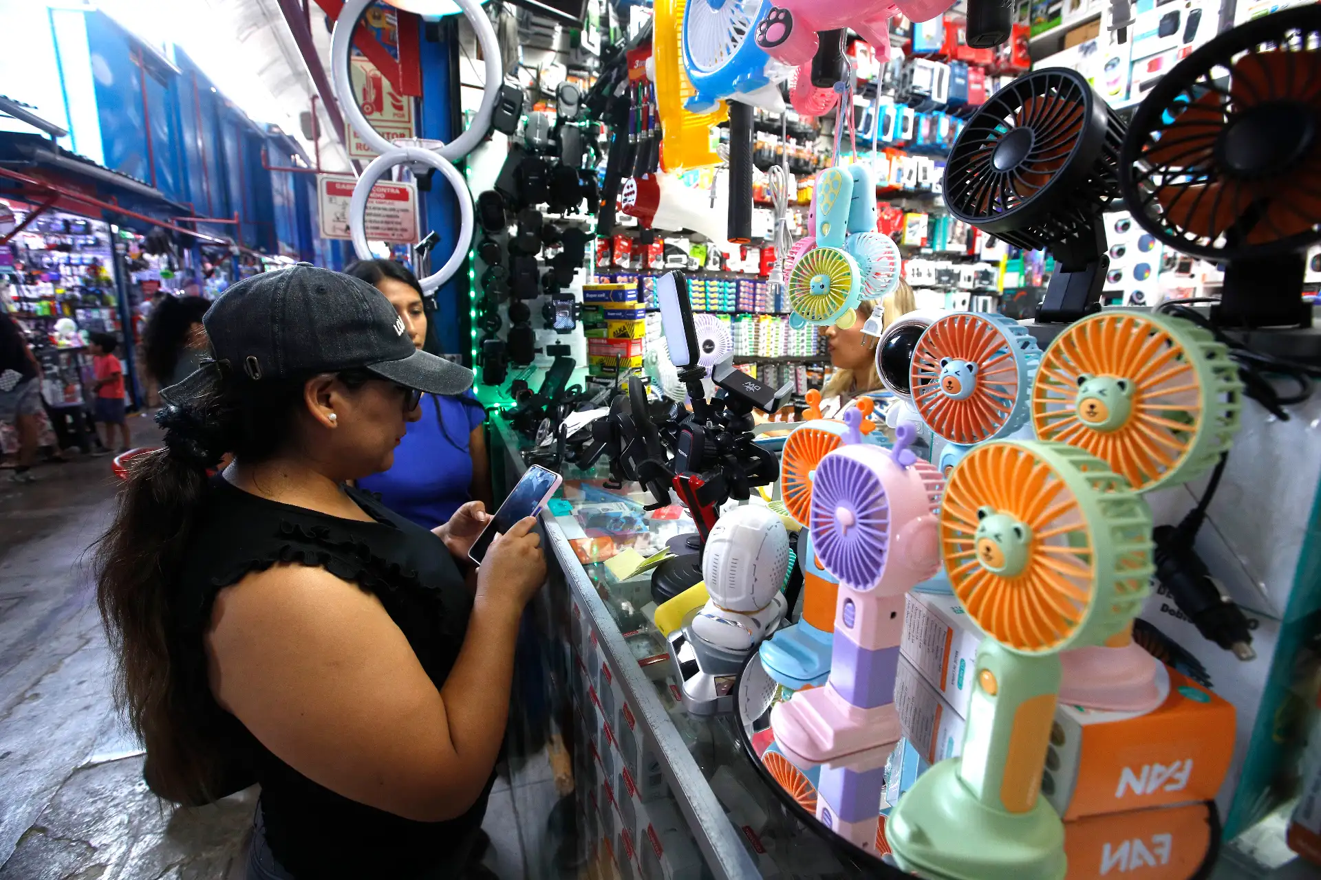 Las altas temperaturas en varias regiones del Perú generan una mayor demanda de importación de equipos de ventilación y aire acondicionado para el verano 2026. En el caso particular de Lima, se incrementó la venta de estos artefactos en el emporio comercial de Mesa Redonda y el Mercado Central.
Foto: ANDINA/Eddy Ramos