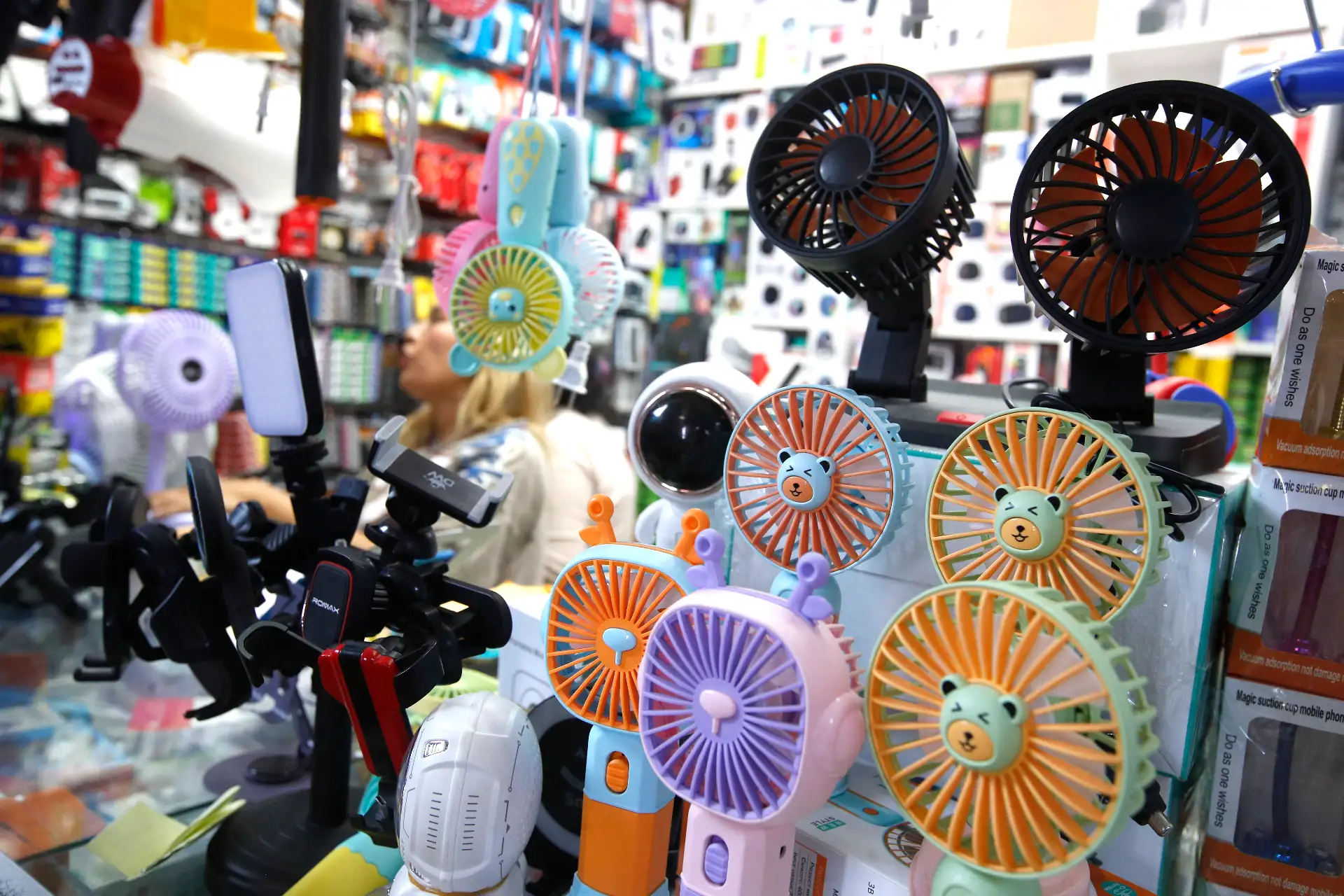 Las altas temperaturas en varias regiones del Perú generan una mayor demanda de importación de equipos de ventilación y aire acondicionado para el verano 2026. En el caso particular de Lima, se incrementó la venta de estos artefactos en el emporio comercial de Mesa Redonda y el Mercado Central.
Foto: ANDINA/Eddy Ramos