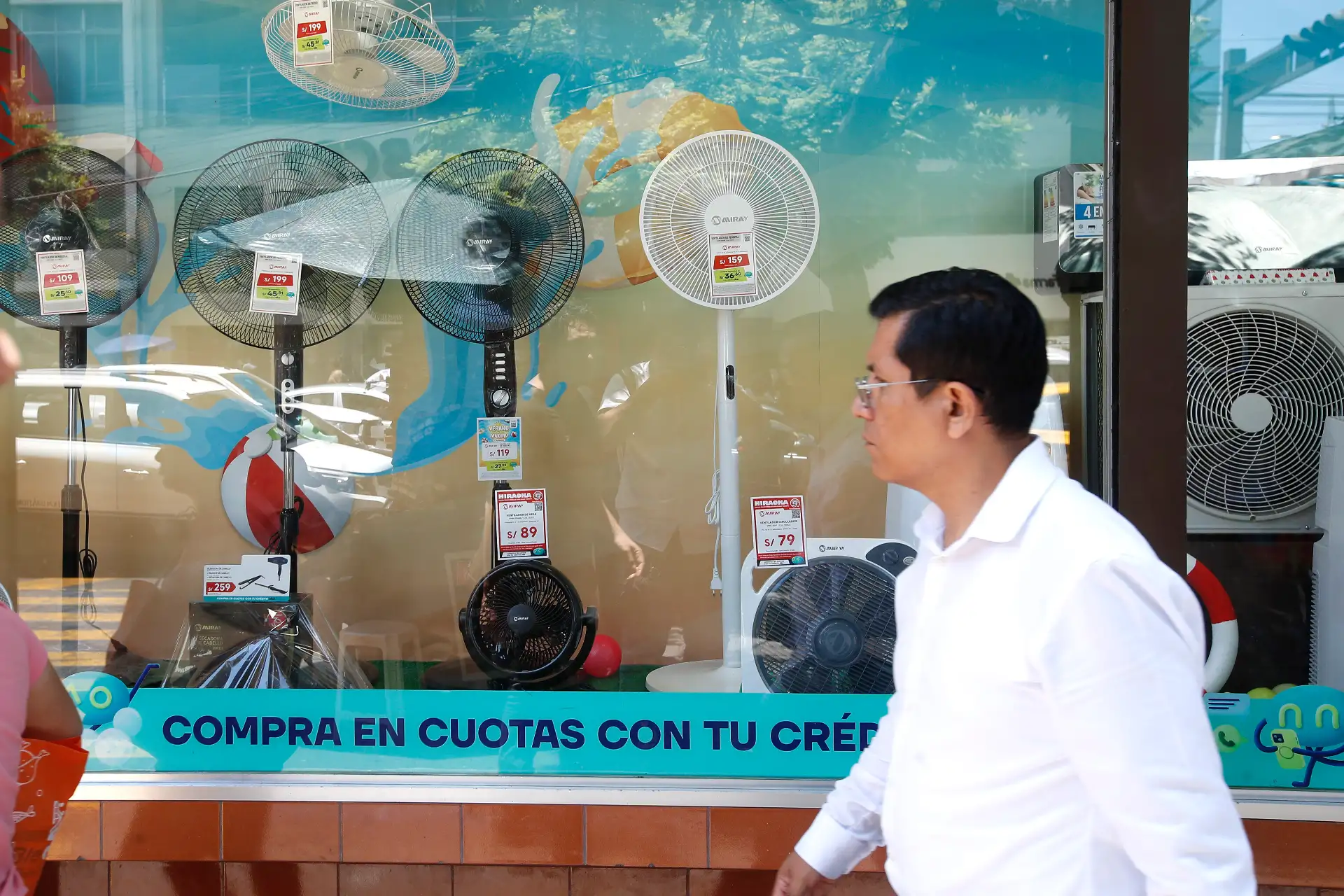 Las altas temperaturas en varias regiones del Perú generan una mayor demanda de importación de equipos de ventilación y aire acondicionado para el verano 2026. En el caso particular de Lima, se incrementó la venta de estos artefactos en el emporio comercial de Mesa Redonda y el Mercado Central.
Foto: ANDINA/Eddy Ramos