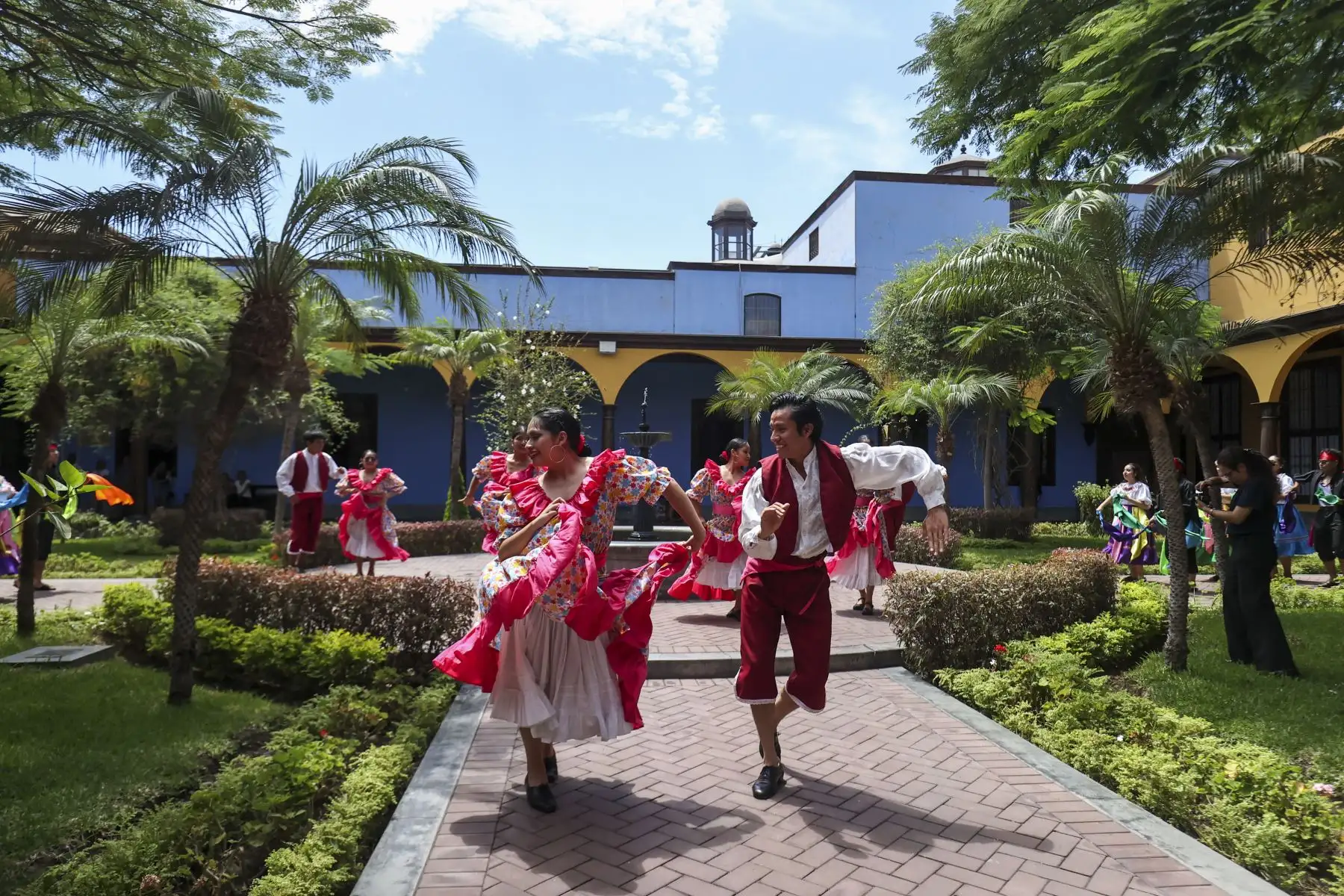 La ceremonia contó con la inauguración de la muestra fotográfica “Ilustres Intelectuales Sanmarquinos” del reconocido fotógrafo Carlos “chino” Domínguez, la entrega de obras culminadas en la antigua Casona y la ceremonia de inicio de actividades conmemorativas.

Foto:ANDINA / Juan Carlos Guzmán Negrini