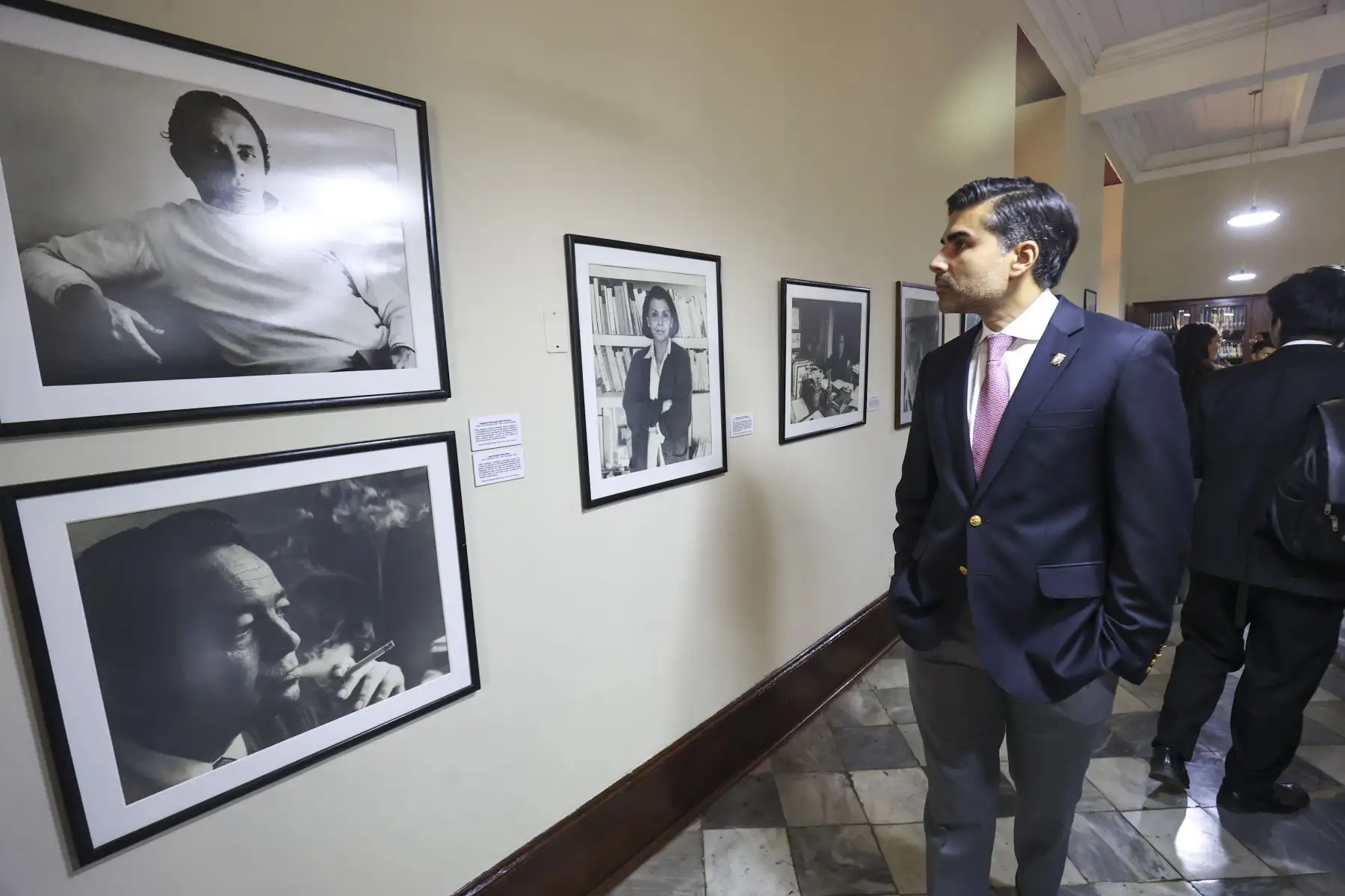 La ceremonia contó con la inauguración de la muestra fotográfica “Ilustres Intelectuales Sanmarquinos” del reconocido fotógrafo Carlos “chino” Domínguez.

Foto:ANDINA / Juan Carlos Guzmán Negrini