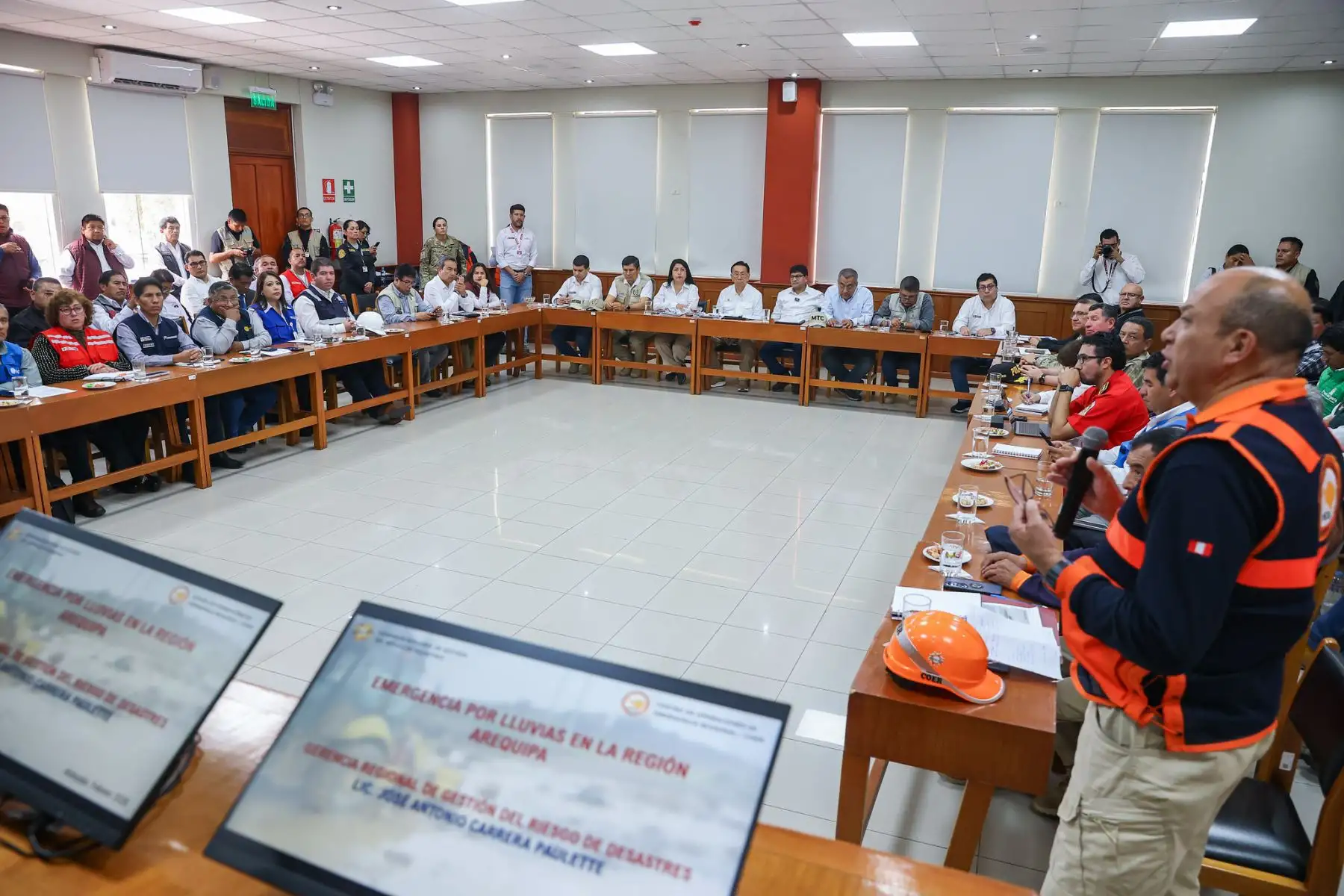 Junto a los ministros de Estado, el presidente José María Balcázar recibió el informe de las autoridades regionales sobre la situación y las afectaciones registradas en Arequipa. Foto: ANDINA/Prensa Presidencia