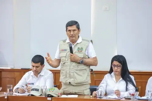 Ministro de Defensa, Luis Arroyo Sánchez, garantiza maquinaria y apoyo para atender emergencia en Arequipa. ANDINA/Prensa Presidencia