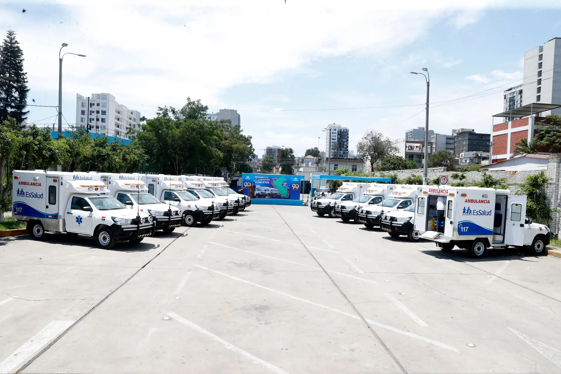 EsSalud realiza la entrega de las primeras 13 ambulancias rurales Tipo II, destinadas a fortalecer la atención de emergencias en zonas alejadas y de difícil acceso del país. La actividad fue encabezada por el presidente ejecutivo, Dr. Segundo Acho Mego.
Foto: ANDINA/Vidal Tarqui