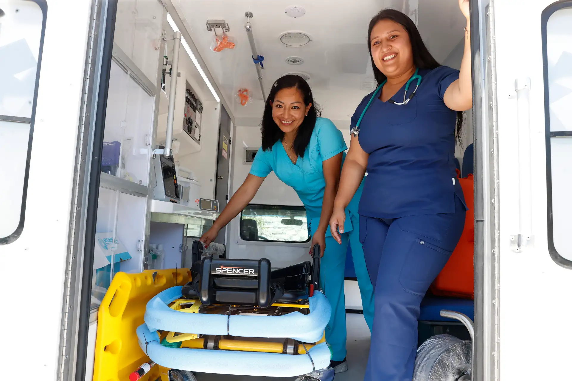 EsSalud realiza la entrega de las primeras 13 ambulancias rurales Tipo II, destinadas a fortalecer la atención de emergencias en zonas alejadas y de difícil acceso del país. La actividad fue encabezada por el presidente ejecutivo, Dr. Segundo Acho Mego.
Foto: ANDINA/Vidal Tarqui