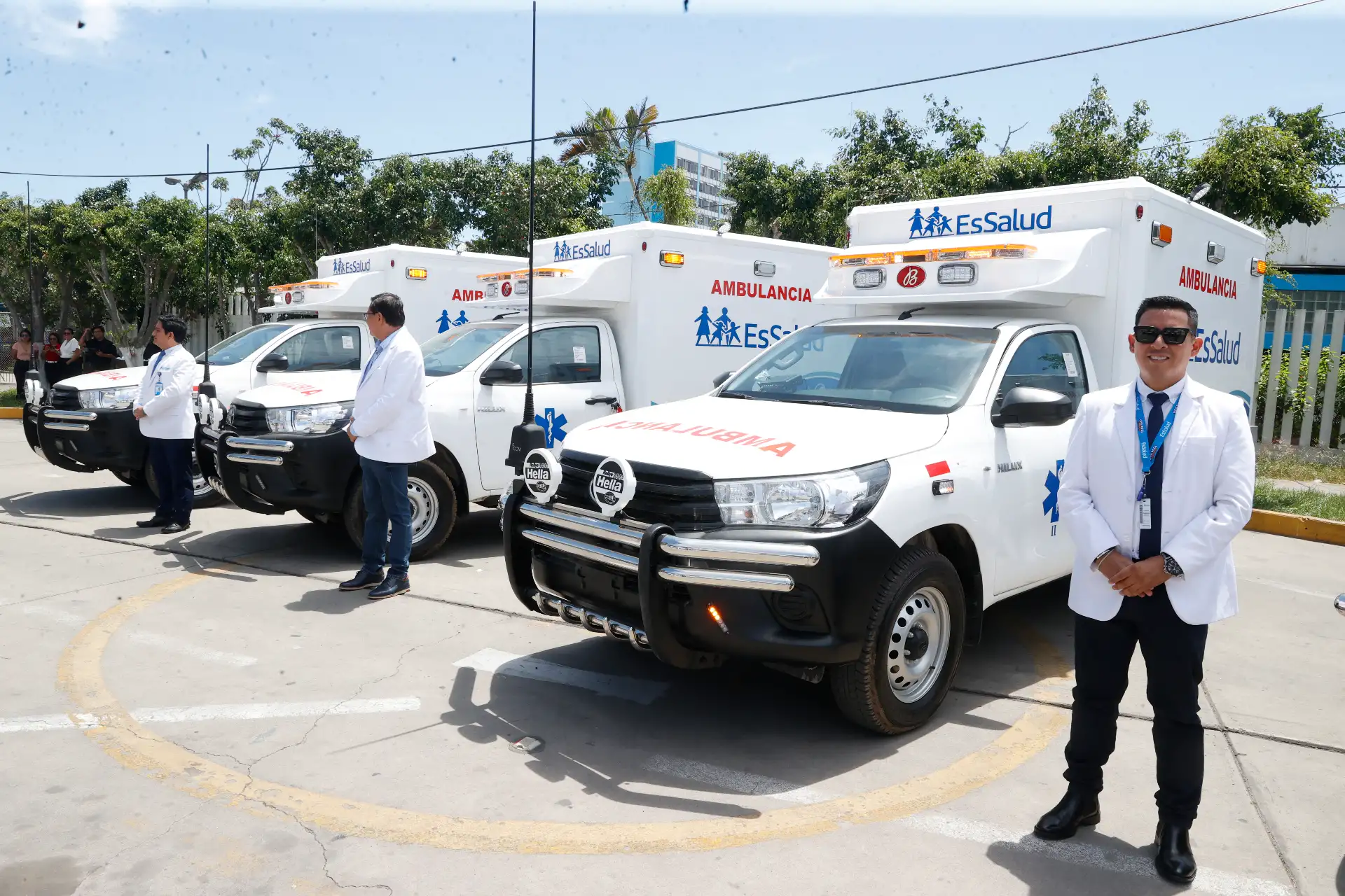 EsSalud realiza la entrega de las primeras 13 ambulancias rurales Tipo II, destinadas a fortalecer la atención de emergencias en zonas alejadas y de difícil acceso del país. La actividad fue encabezada por el presidente ejecutivo, Dr. Segundo Acho Mego.
Foto: ANDINA/Vidal Tarqui