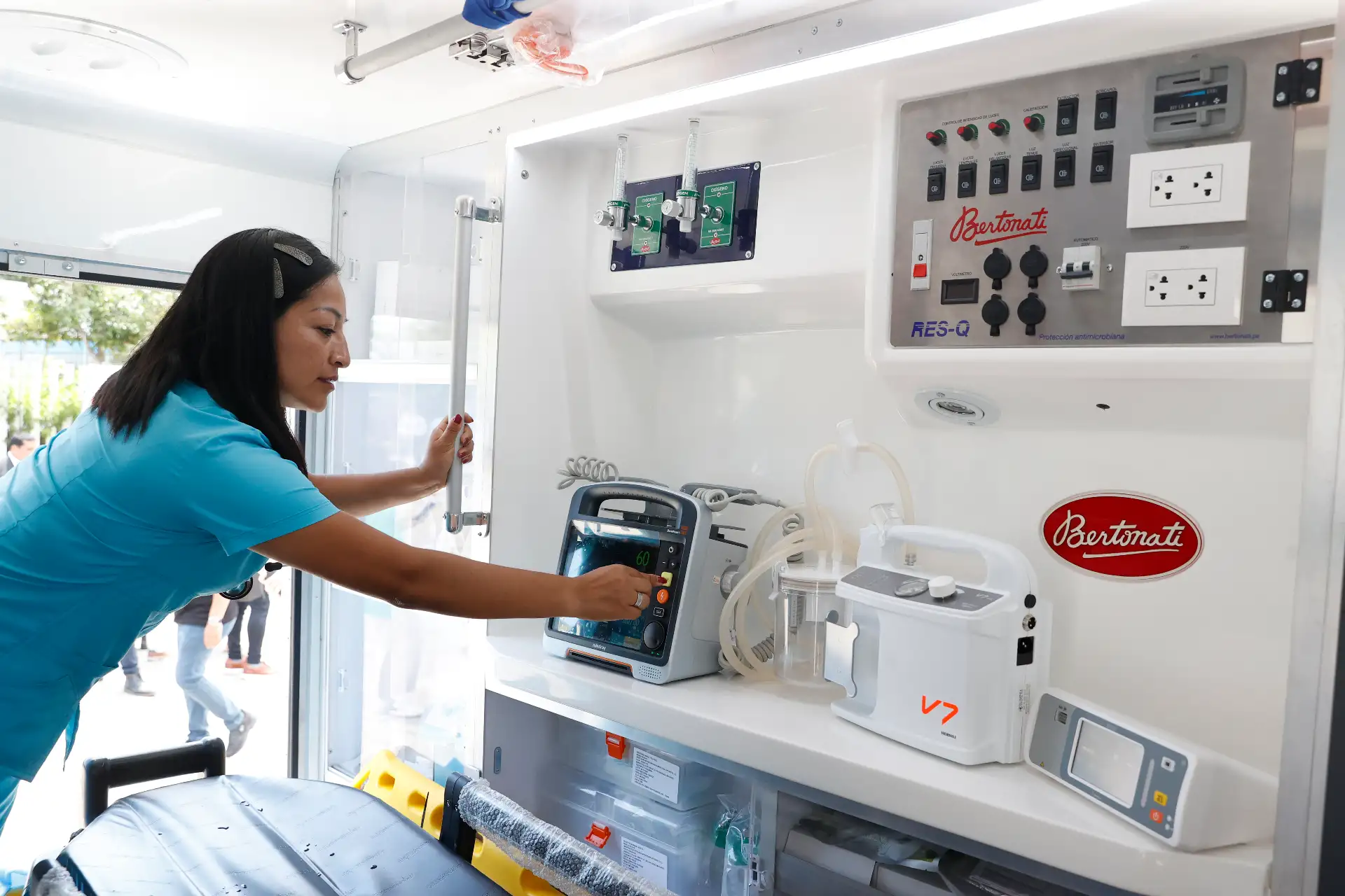 EsSalud realiza la entrega de las primeras 13 ambulancias rurales Tipo II, destinadas a fortalecer la atención de emergencias en zonas alejadas y de difícil acceso del país. La actividad fue encabezada por el presidente ejecutivo, Dr. Segundo Acho Mego.
Foto: ANDINA/Vidal Tarqui