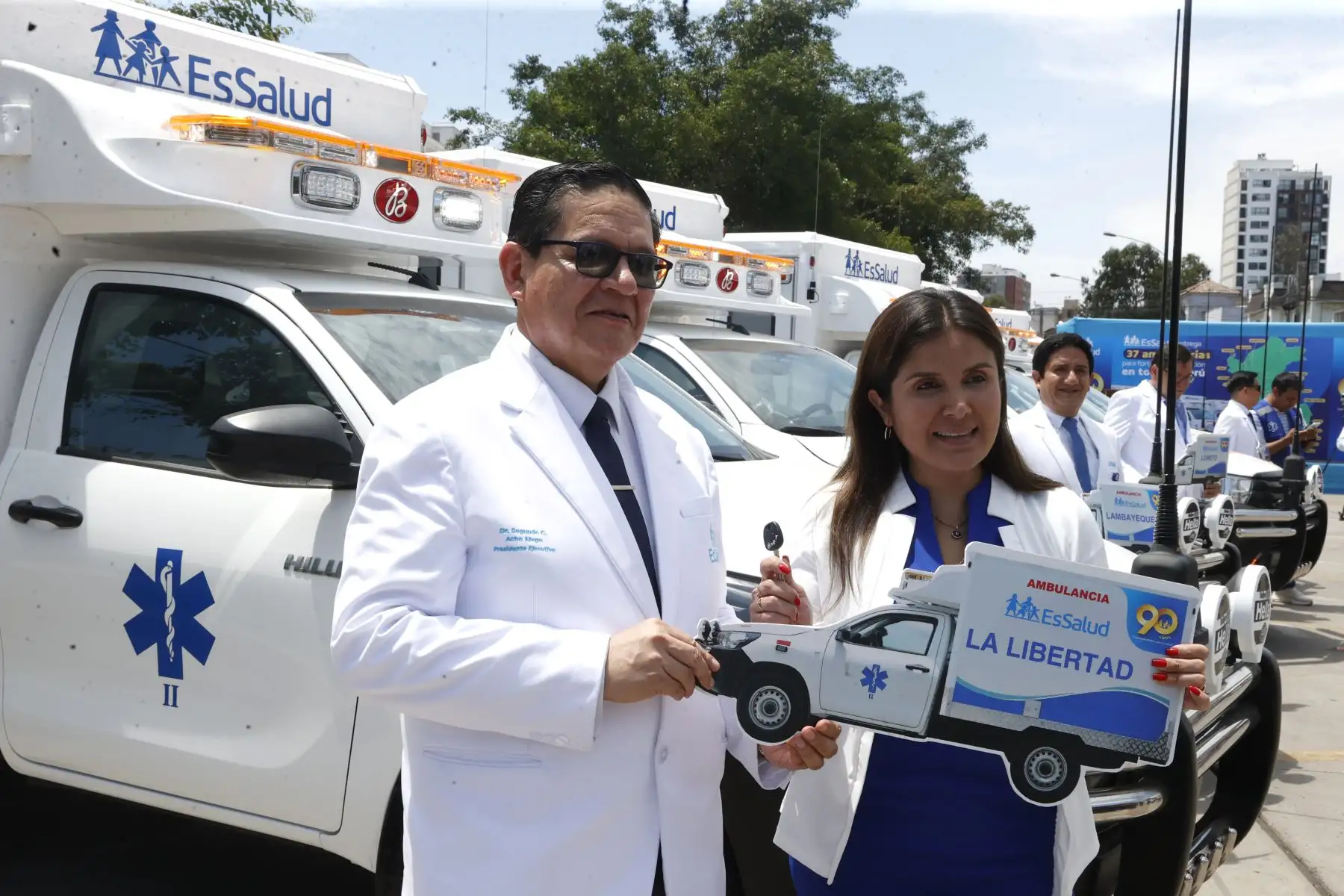 EsSalud realiza la entrega de las primeras 13 ambulancias rurales Tipo II, destinadas a fortalecer la atención de emergencias en zonas alejadas y de difícil acceso del país. La actividad fue encabezada por el presidente ejecutivo, Dr. Segundo Acho Mego.
Foto: ANDINA/Vidal Tarqui