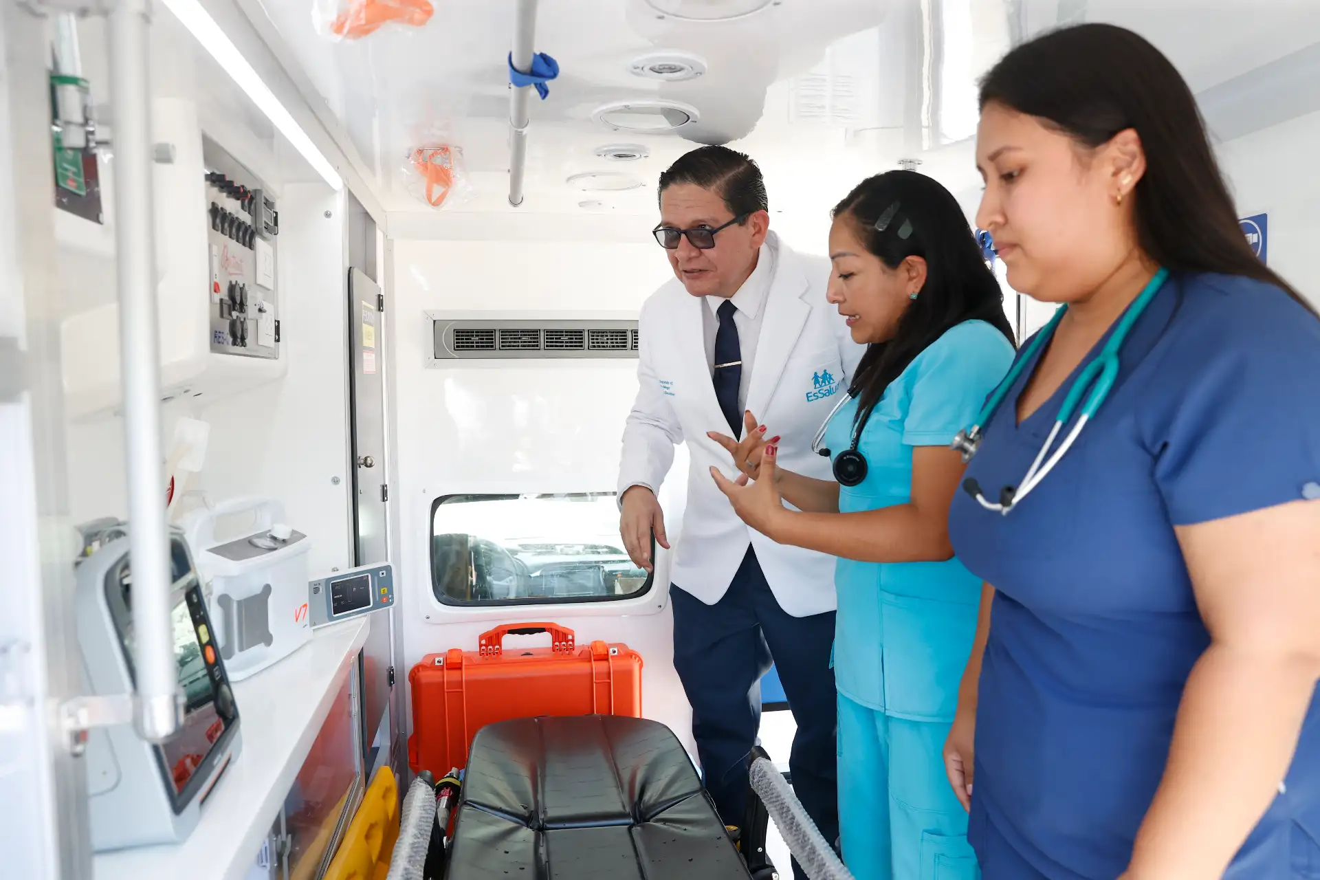 EsSalud realiza la entrega de las primeras 13 ambulancias rurales Tipo II, destinadas a fortalecer la atención de emergencias en zonas alejadas y de difícil acceso del país. La actividad fue encabezada por el presidente ejecutivo, Dr. Segundo Acho Mego.
Foto: ANDINA/Vidal Tarqui