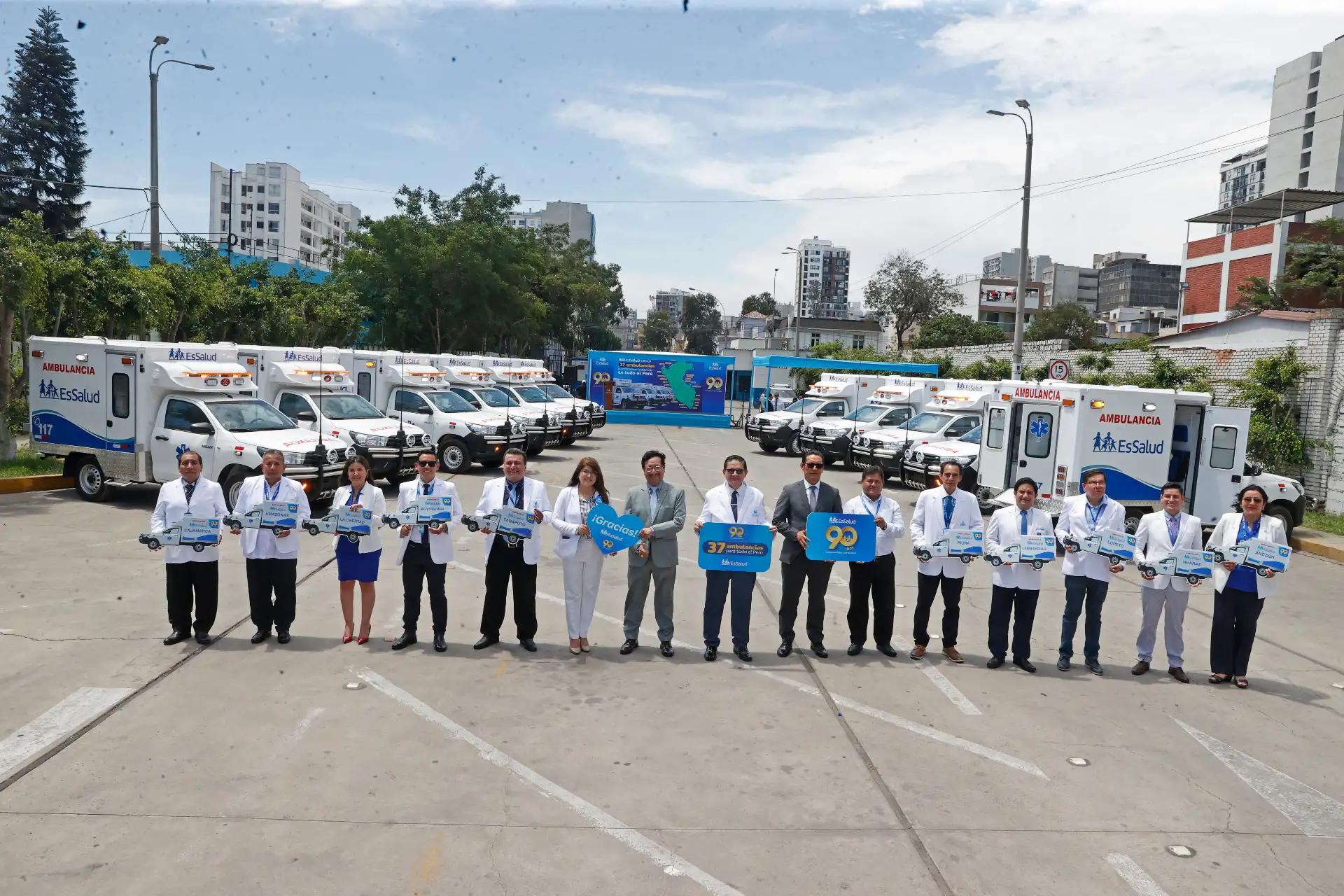 EsSalud entrega las primeras 13 ambulancias rurales Tipo II destinadas a fortalecer la atención de emergencias en zonas alejadas del país