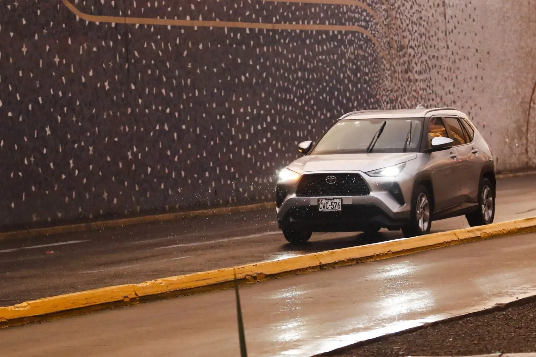 Cerca del anochecer del miércoles 25 de febrero de 2026, una inusual lluvia sorprendió a los limeños que transitaban por diversos distritos de la capital. Foto: ANDINA/Daniel Bracamonte