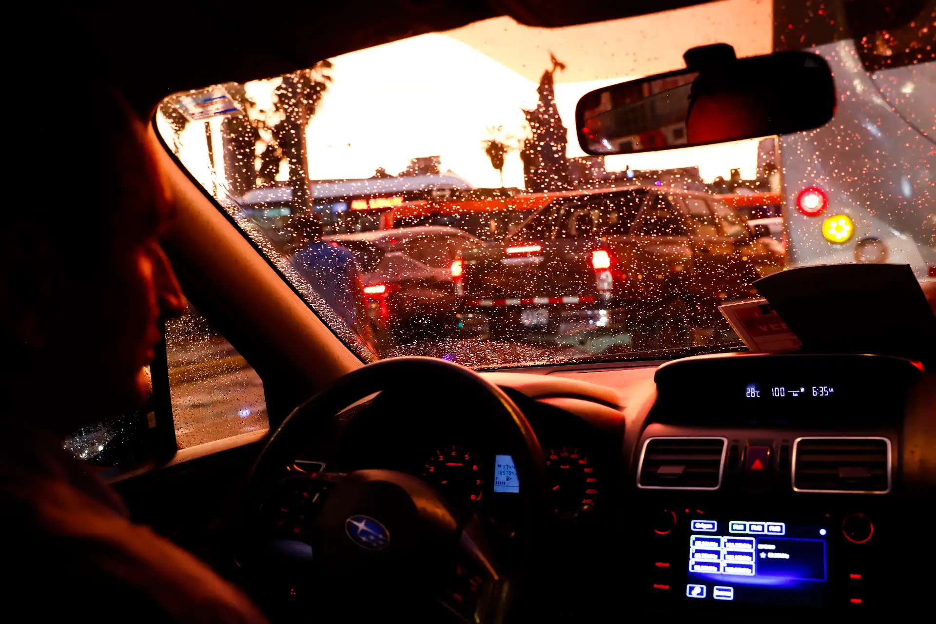 Cerca del anochecer del miércoles 25 de febrero de 2026, una inusual lluvia sorprendió a los limeños que transitaban por diversos distritos de la capital. Foto: ANDINA/Daniel Bracamonte