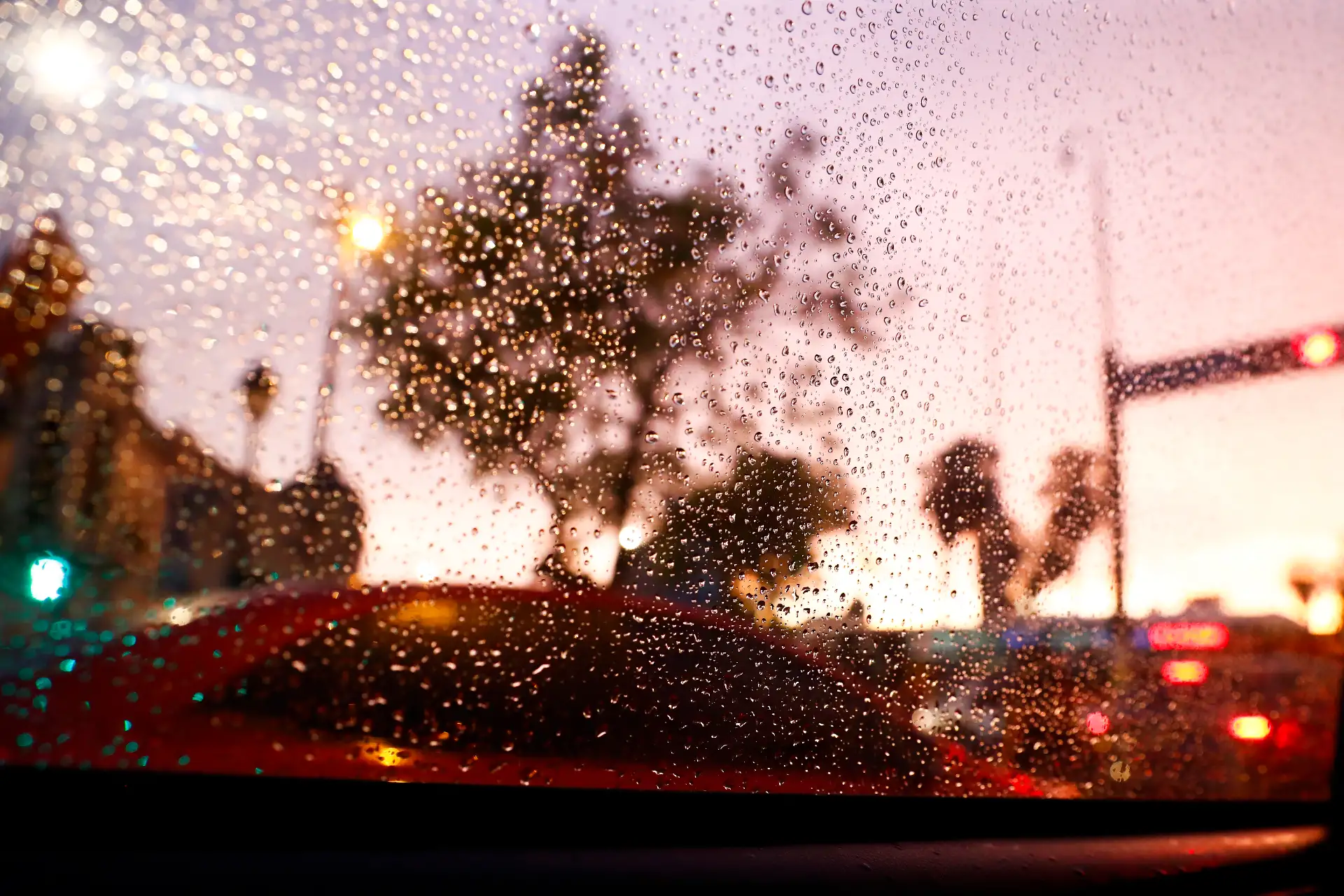 Cerca del anochecer del miércoles 25 de febrero de 2026, una inusual lluvia sorprendió a los limeños que transitaban por diversos distritos de la capital. Foto: ANDINA/Daniel Bracamonte
