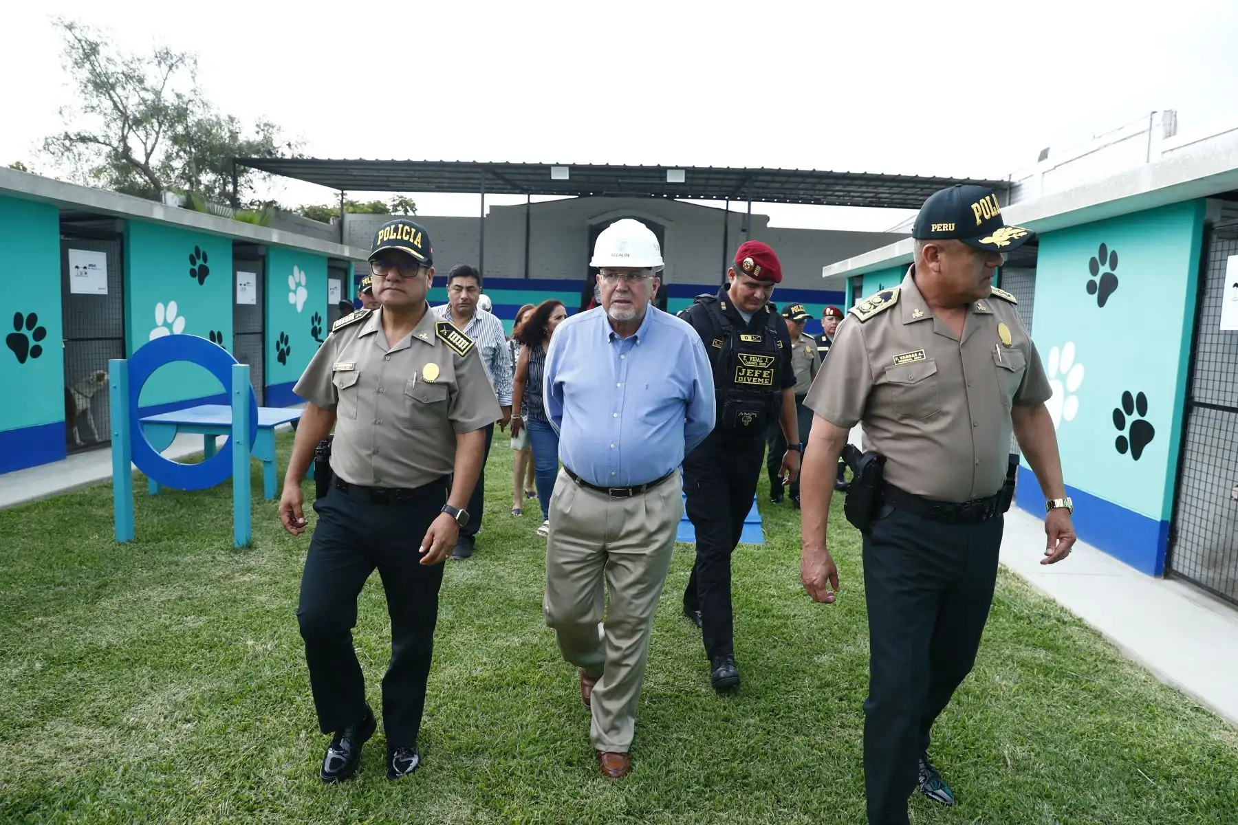 El alcalde de Surco, Carlos Bruce, y representantes de la Región Policial Lima, participaron en el homenaje póstumo al suboficial PNP Patrick Ospina, desde el Albergue Municipal de Mascotas de Surco el miércoles 25 de febrero de 2026. Foto: ANDINA/Daniel Bracamonte