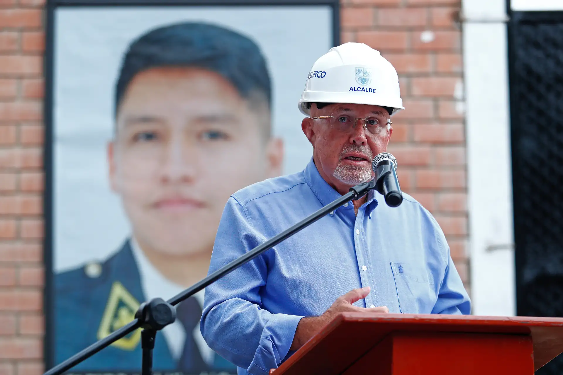 El alcalde de Surco, Carlos Bruce, y representantes de la Región Policial Lima, participaron en el homenaje póstumo al suboficial PNP Patrick Ospina, desde el Albergue Municipal de Mascotas de Surco el miércoles 25 de febrero de 2026. Foto: ANDINA/Daniel Bracamonte