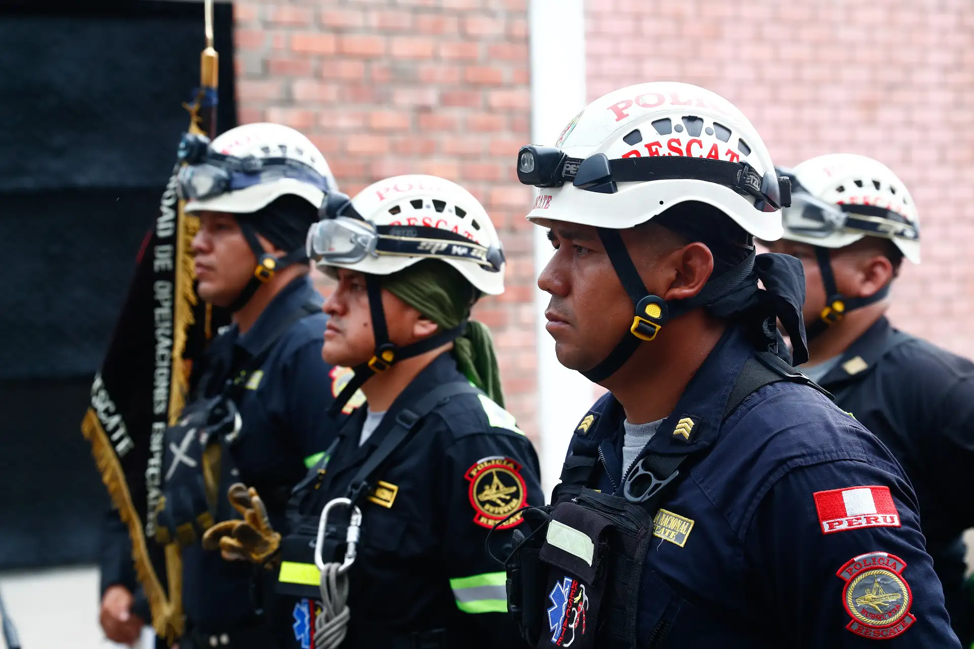El homenaje póstumo al suboficial PNP Patrick Ospina en el Albergue Municipal de Mascotas de Surco, que desde ahora lleva su nombre, fue presidido por la Municipalidad de Surco y la División de Emergencia de la Región Policial Lima. Foto: ANDINA/Daniel Bracamonte