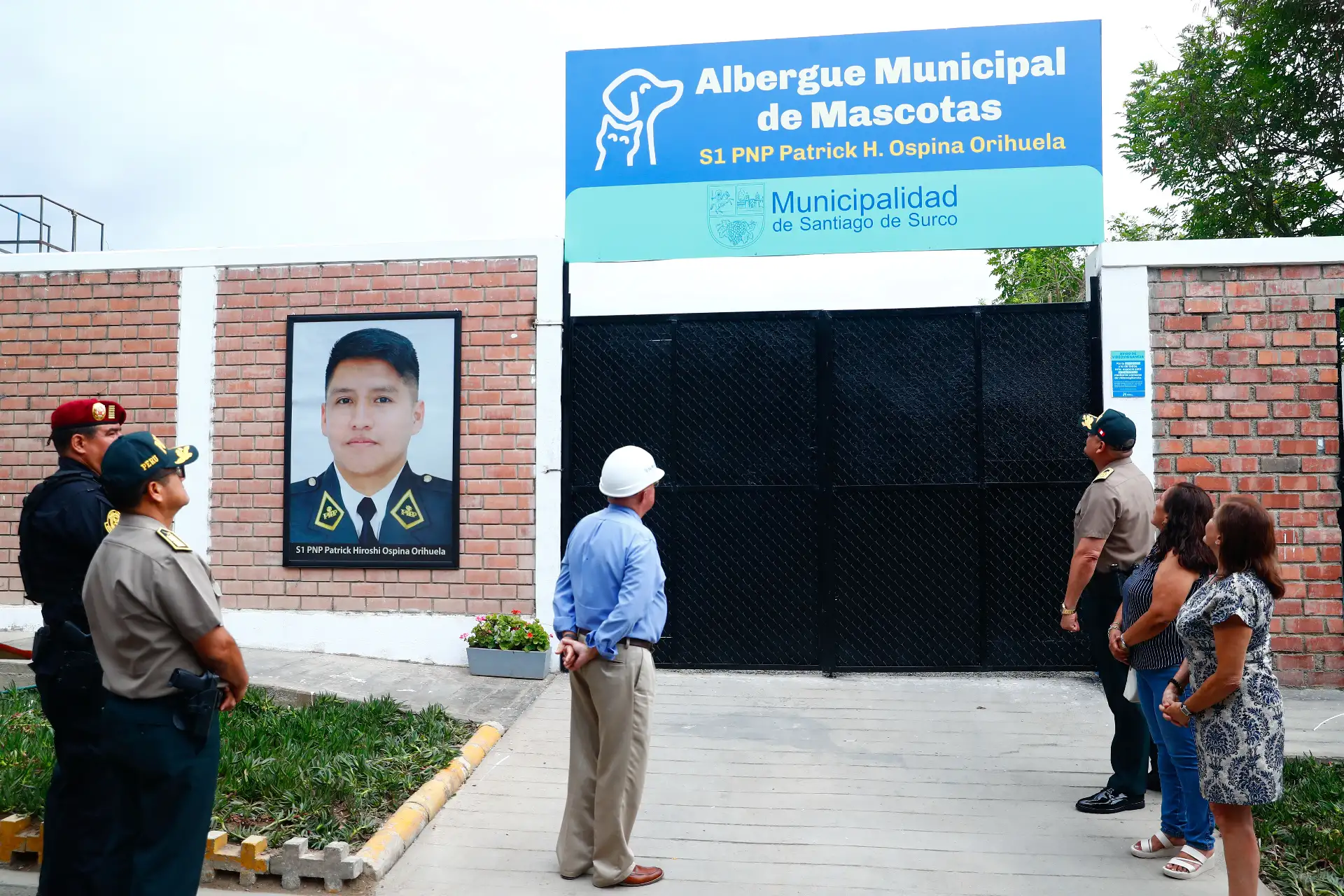 El homenaje póstumo al suboficial PNP Patrick Ospina en el Albergue Municipal de Mascotas de Surco, que desde ahora lleva su nombre, fue presidido por la Municipalidad de Surco y la División de Emergencia de la Región Policial Lima. Foto: ANDINA/Daniel Bracamonte