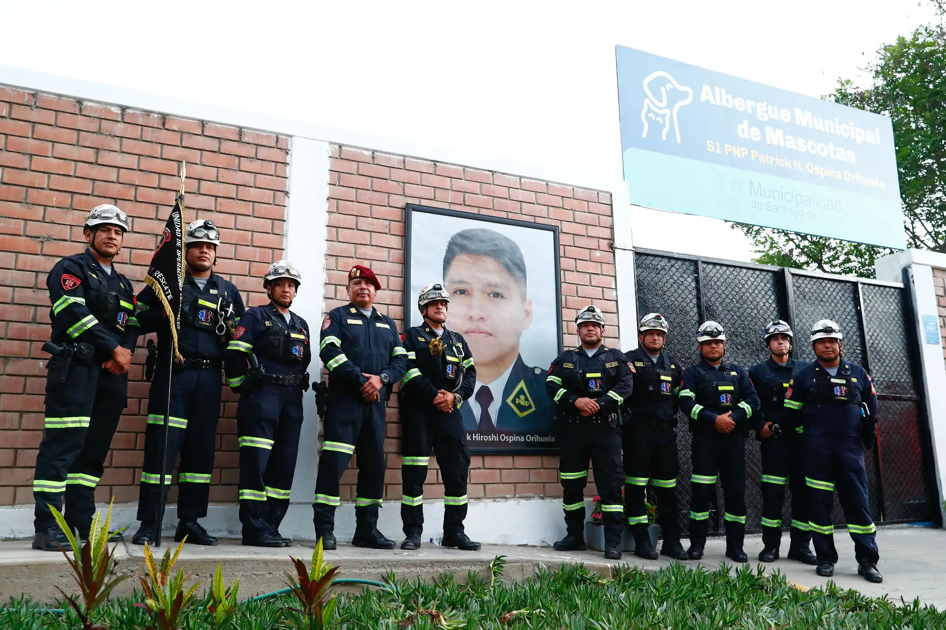 El homenaje póstumo al suboficial PNP Patrick Ospina en el Albergue Municipal de Mascotas de Surco, que desde ahora lleva su nombre, fue presidido por la Municipalidad de Surco y la División de Emergencia de la Región Policial Lima. Foto: ANDINA/Daniel Bracamonte