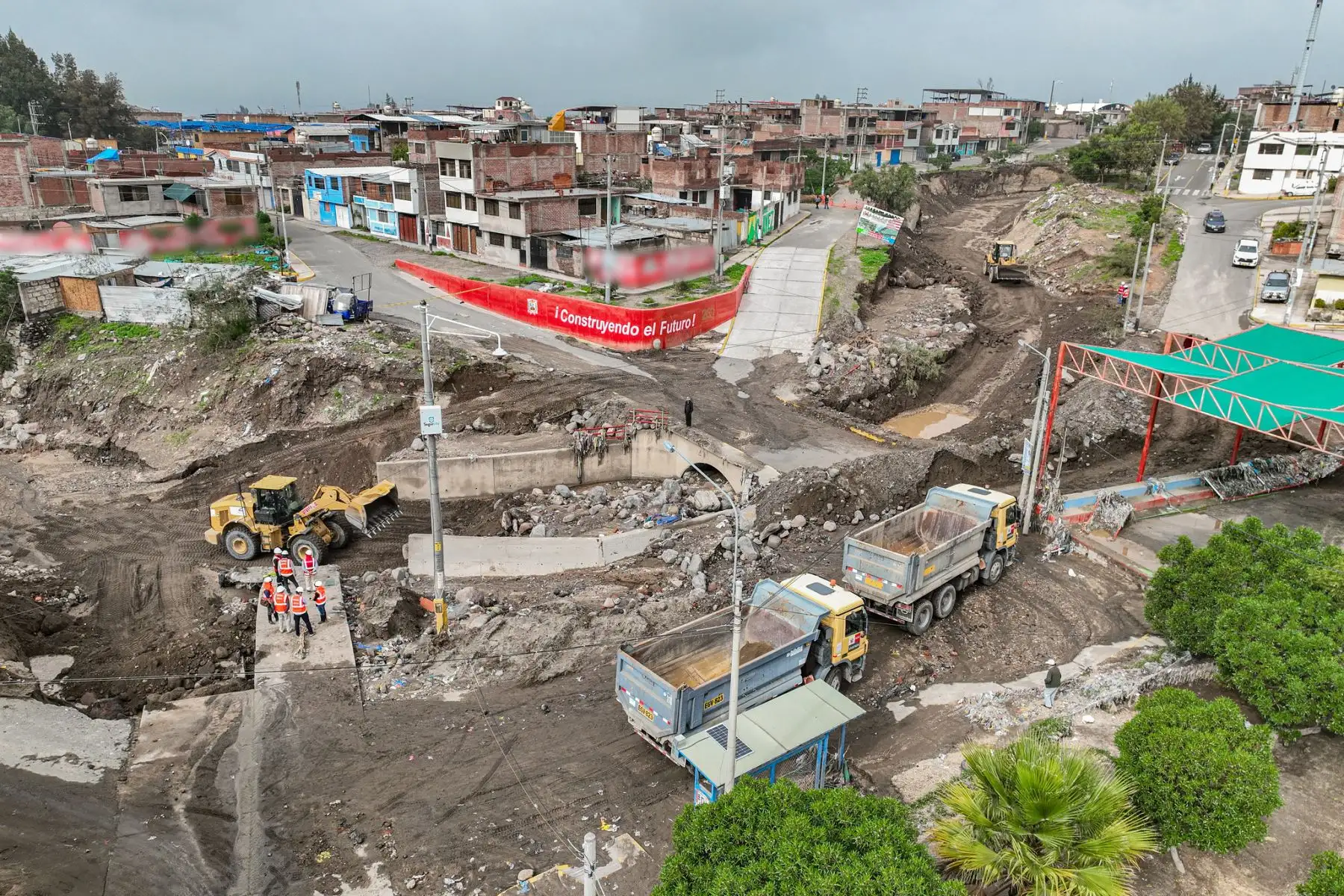 El presidente José María Balcázar junto a ministros de Estado supervisó en terreno el despliegue de maquinaria pesada en el sector de Villa Continental. Foto: ANDINA/Prensa Presidencia
