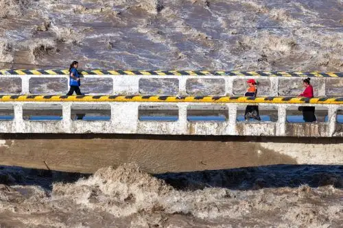 Aumenta caudal del río Rímac y cierran puente “Caracol” en Chosica, pero vecinos continúan cruzando