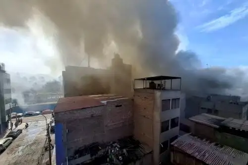 La Victoria: incendio consume almacén ubicado cerca de hospital Almenara