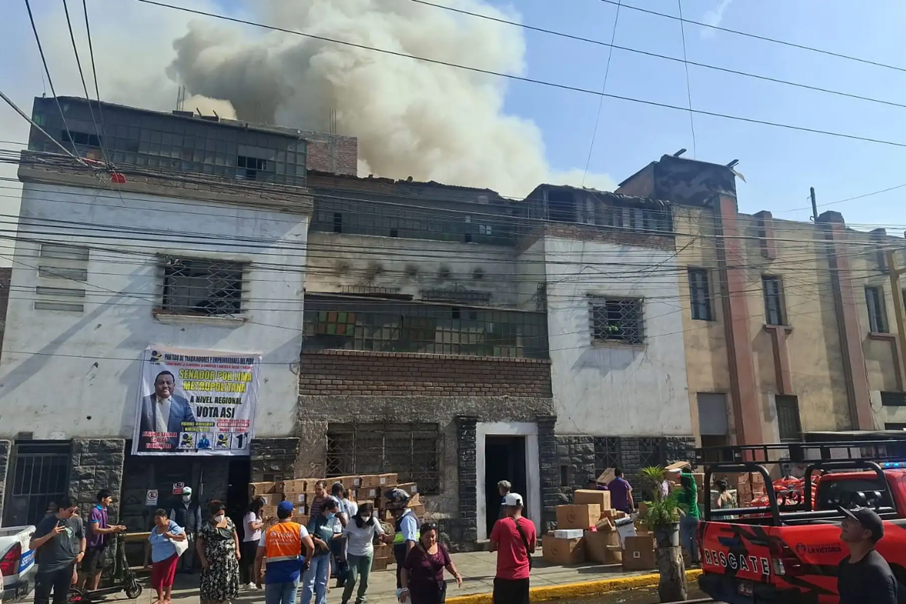 Más de diez unidades del Cuerpo General de Bomberos Voluntarios del Perú trabajan para controlar el siniestro, declarado de código 2 por su magnitud. Foto: ANDINA/ Héctor Vinces