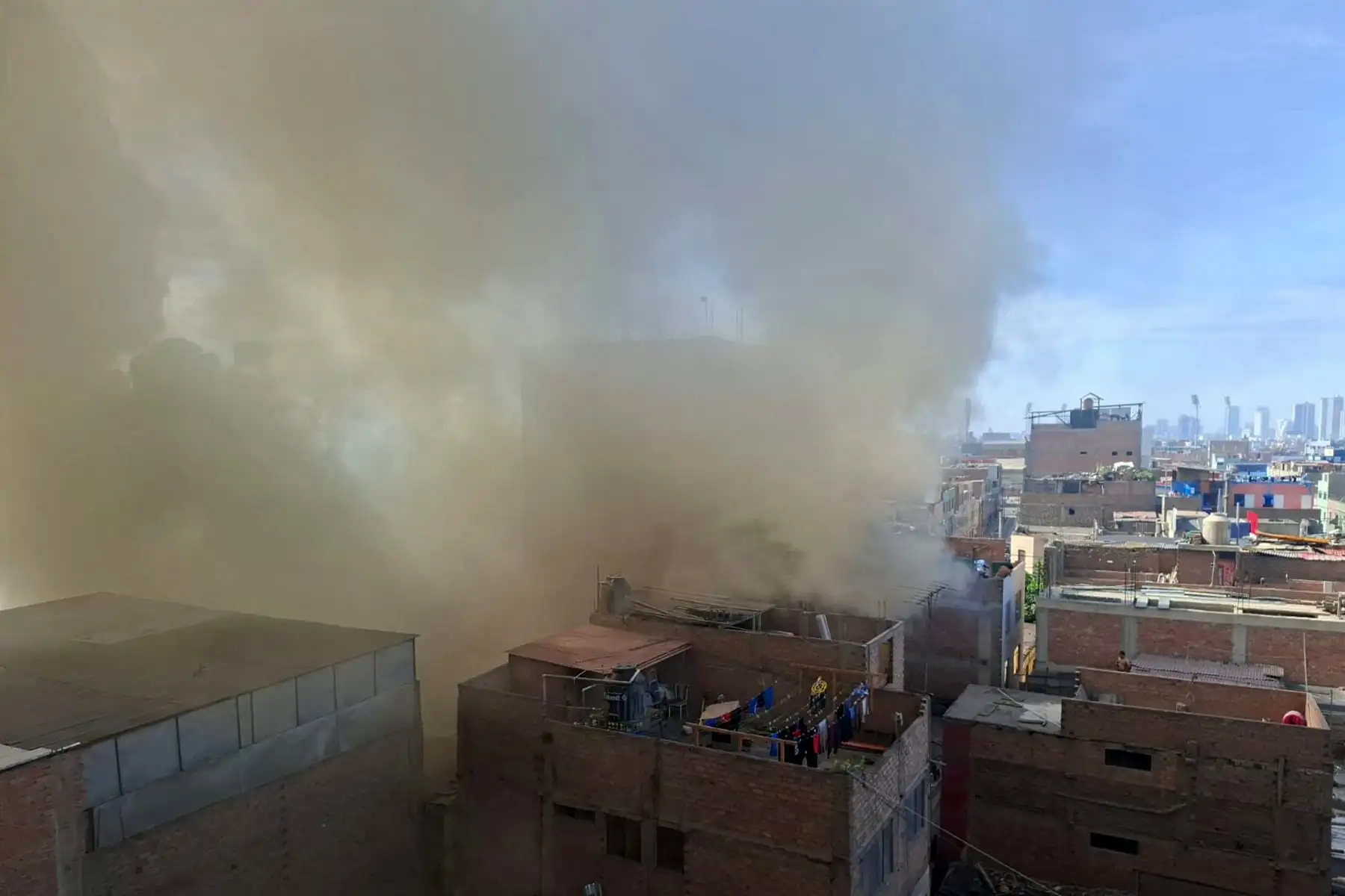 Más de diez unidades del Cuerpo General de Bomberos Voluntarios del Perú trabajan para controlar el siniestro, declarado de código 2 por su magnitud. Foto: ANDINA/ Héctor Vinces
