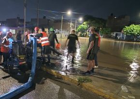 Miembros de la Setima División de Infanteria de Lambayeque del Ejército del Perú participan en los trabajos de evacuación de aguas en las zonas afectadas por las lluvias intensas que se precipitaron en las últimas 24 horas en la zona peste de la ciudad de Chiclayo. ANDINA/Difusión