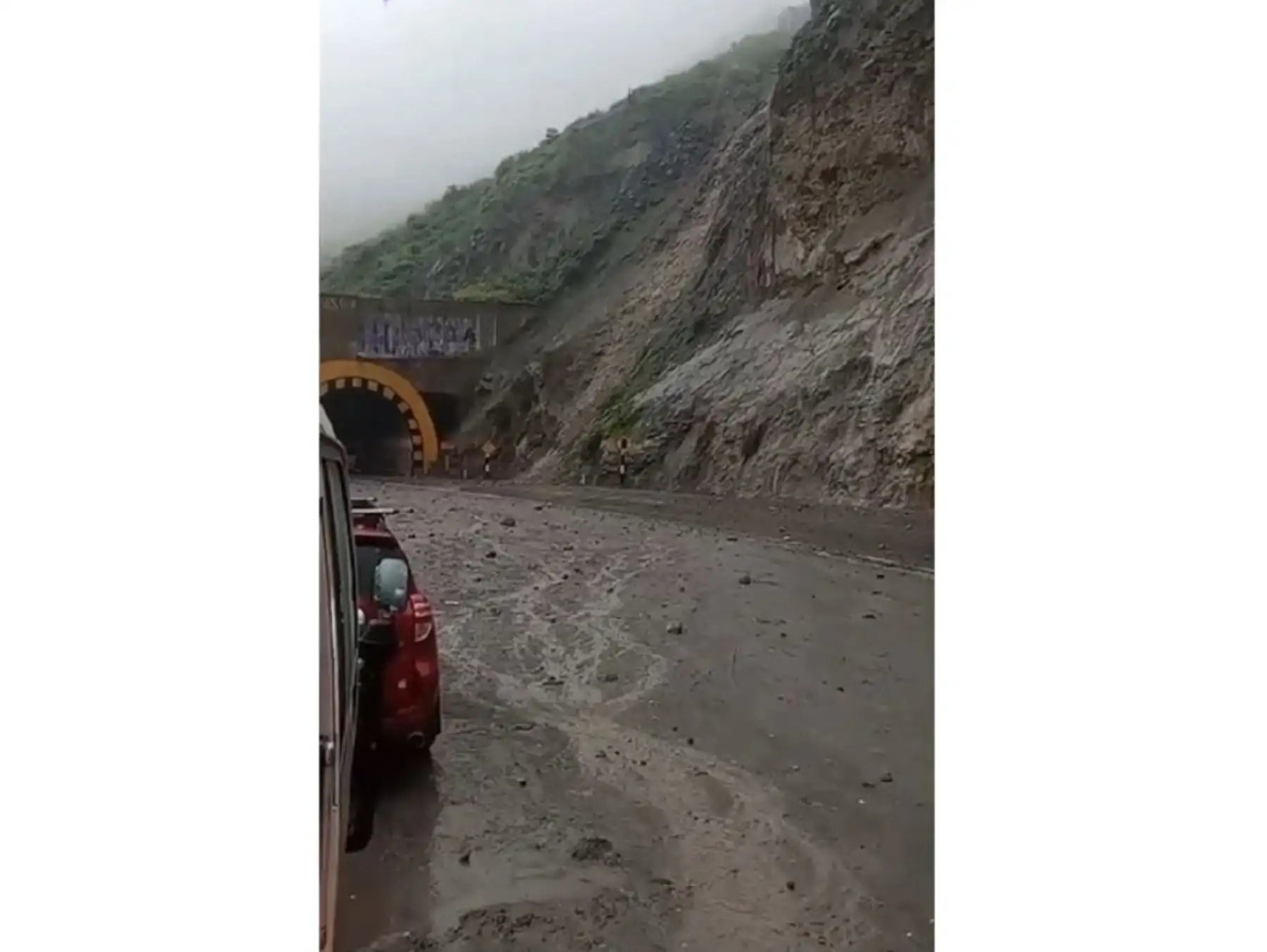 El tránsito en la Carretera Central se encuentra bloqueado a la altura del kilómetro 55 debido a la caída de rocas y tierra, en la zona conocida como Tornamesa, en la sierra de Lima. Este es la única vía donde el tránsito se encuentra interrumpido por eventos naturales, informó la Sutran. ANDINA/Difusión