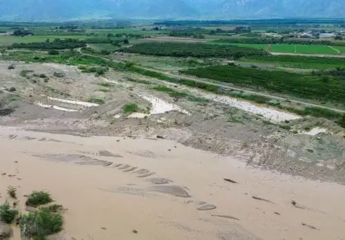 Ante el riesgo de registrarse inundaciones en la provincia de Chepén por el desborde del río Chamán, la Plataforma Regional de Defensa Civil de La Libertad dispuso el despliegue de maquinaria pesada para ejecutar trabajos de prevención y de encauzamiento del citado afluente. ANDINA/Difusión