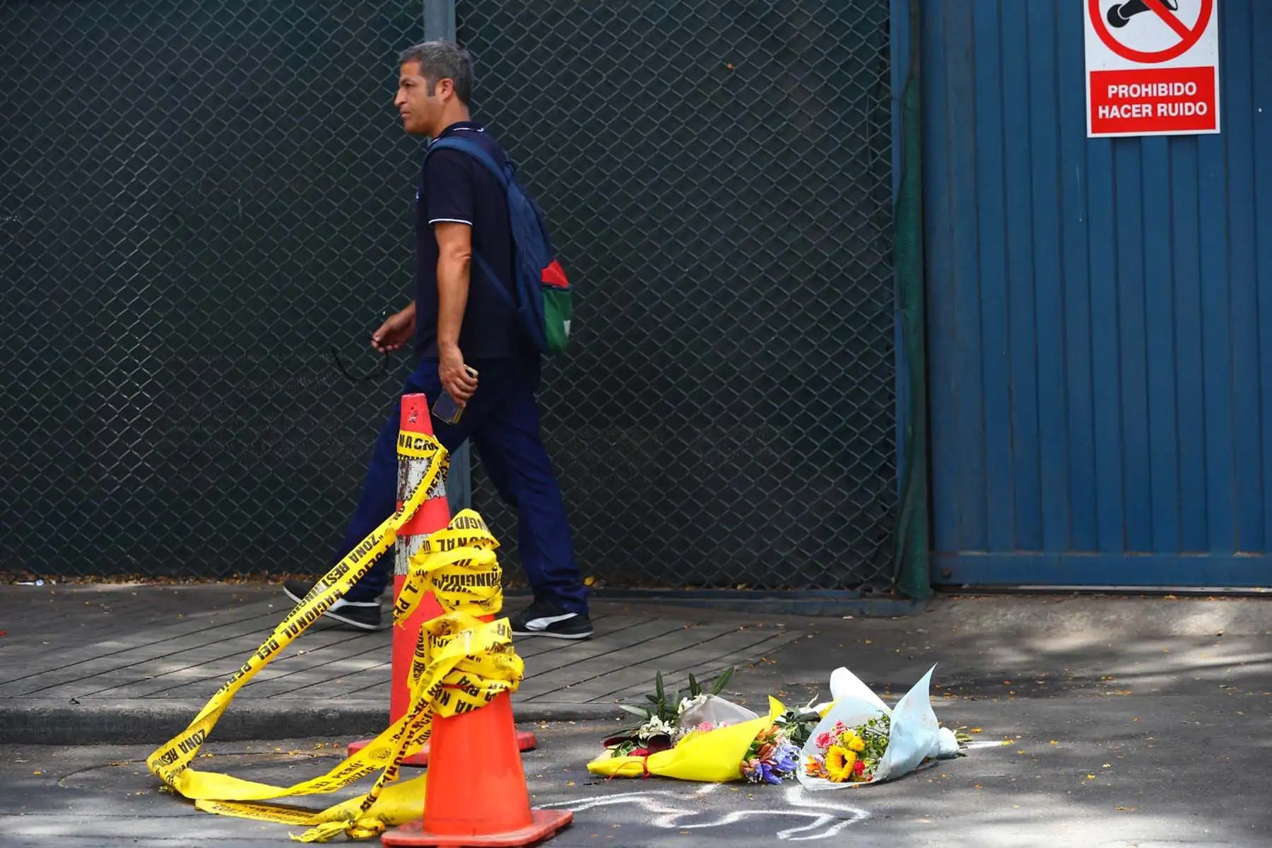Un silencioso homenaje de ramos y velas permanece en la vía donde ocurrió el trágico accidente que conmocionó a la comunidad deportiva. Foto: ANDINA/ Verónica Calderón Zuñiga