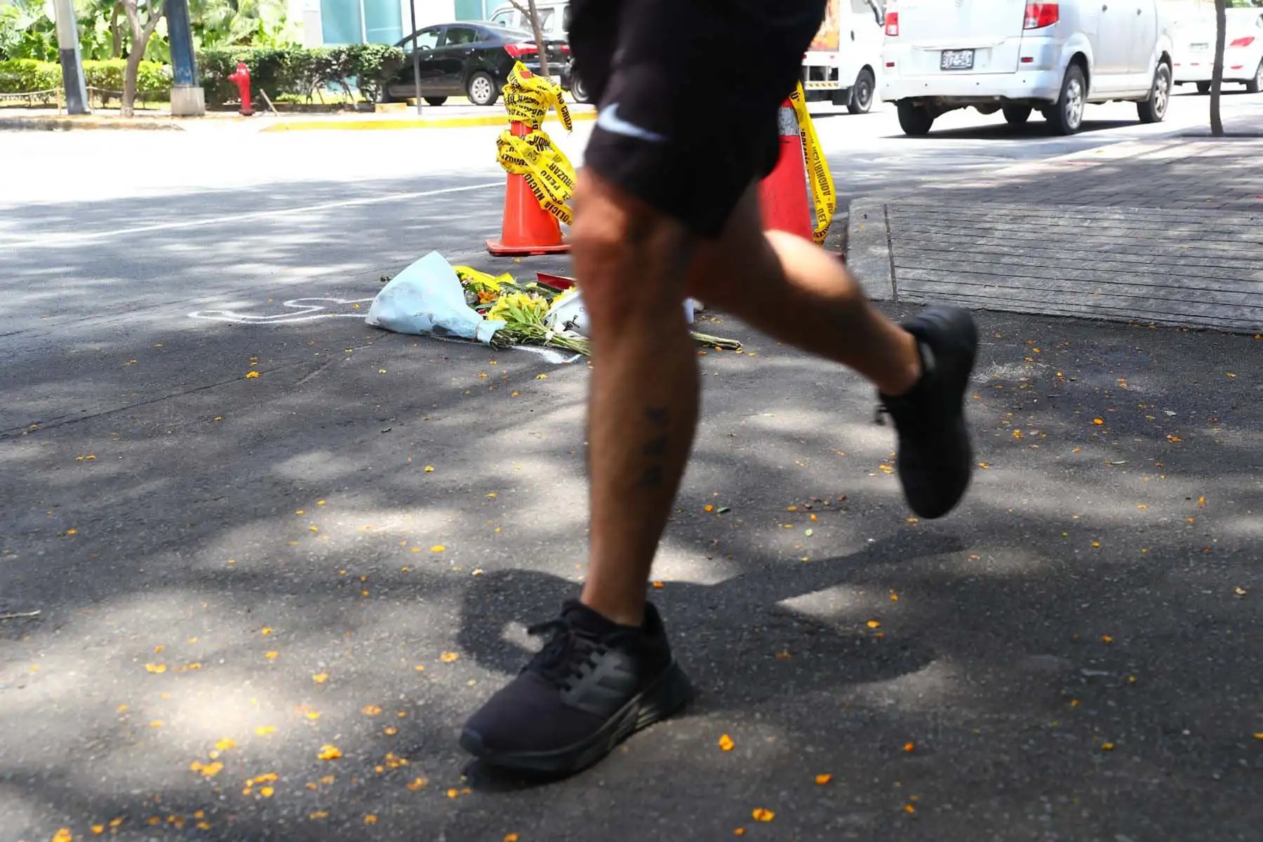 Un silencioso homenaje de ramos y velas permanece en la vía donde ocurrió el trágico accidente que conmocionó a la comunidad deportiva. Foto: ANDINA/ Verónica Calderón Zuñiga