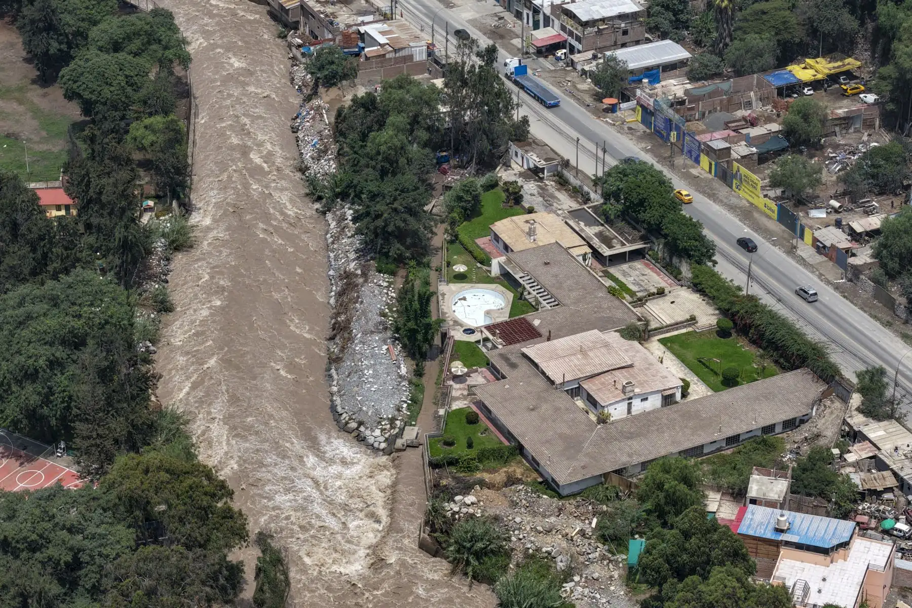 Diversas viviendas se encuentran en peligro por la crecida del cause del Río rimac debido a las intensas lluvias que origina el fenómeno del niño costero.  Foto: ANDINA/Ricardo Cuba