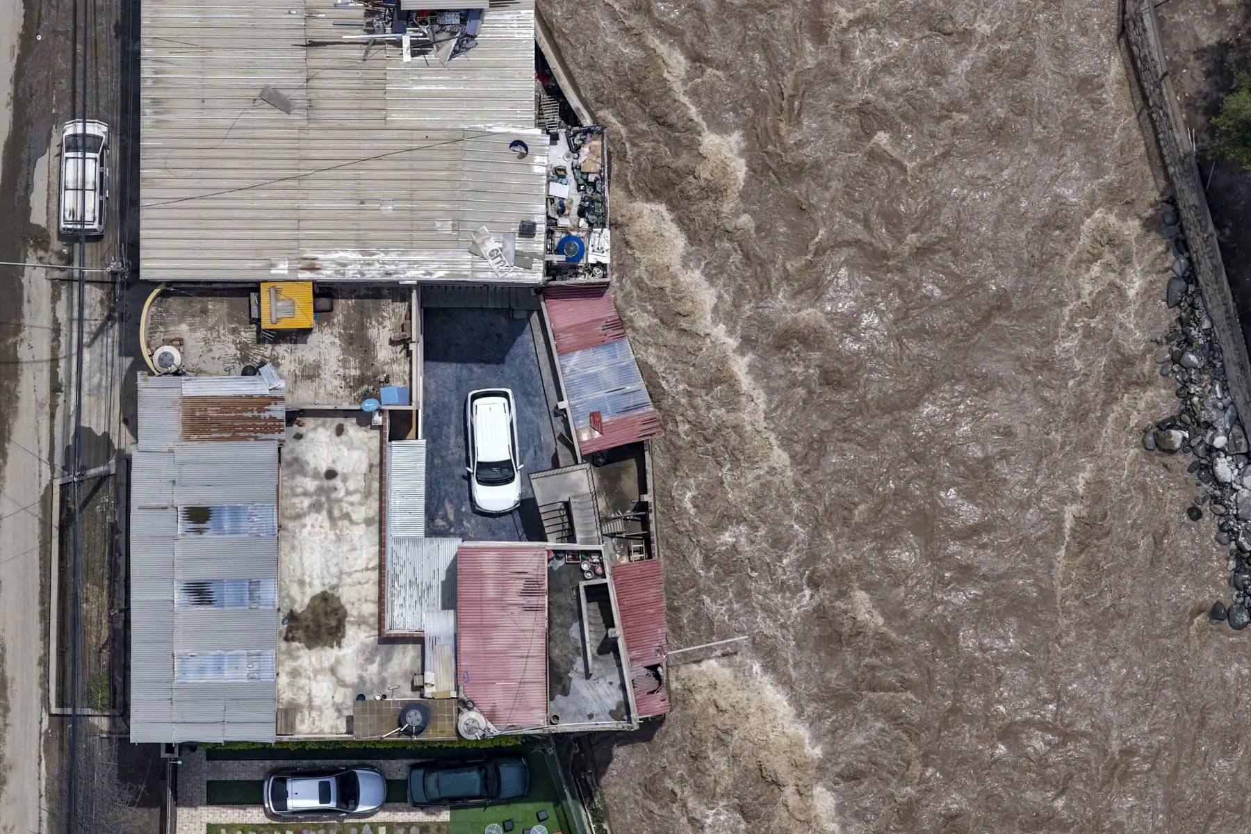 Así luce el río Rímac ante la crecida del cauce debido a las lluvias en Chosica Foto: ANDINA/Ricardo Cuba