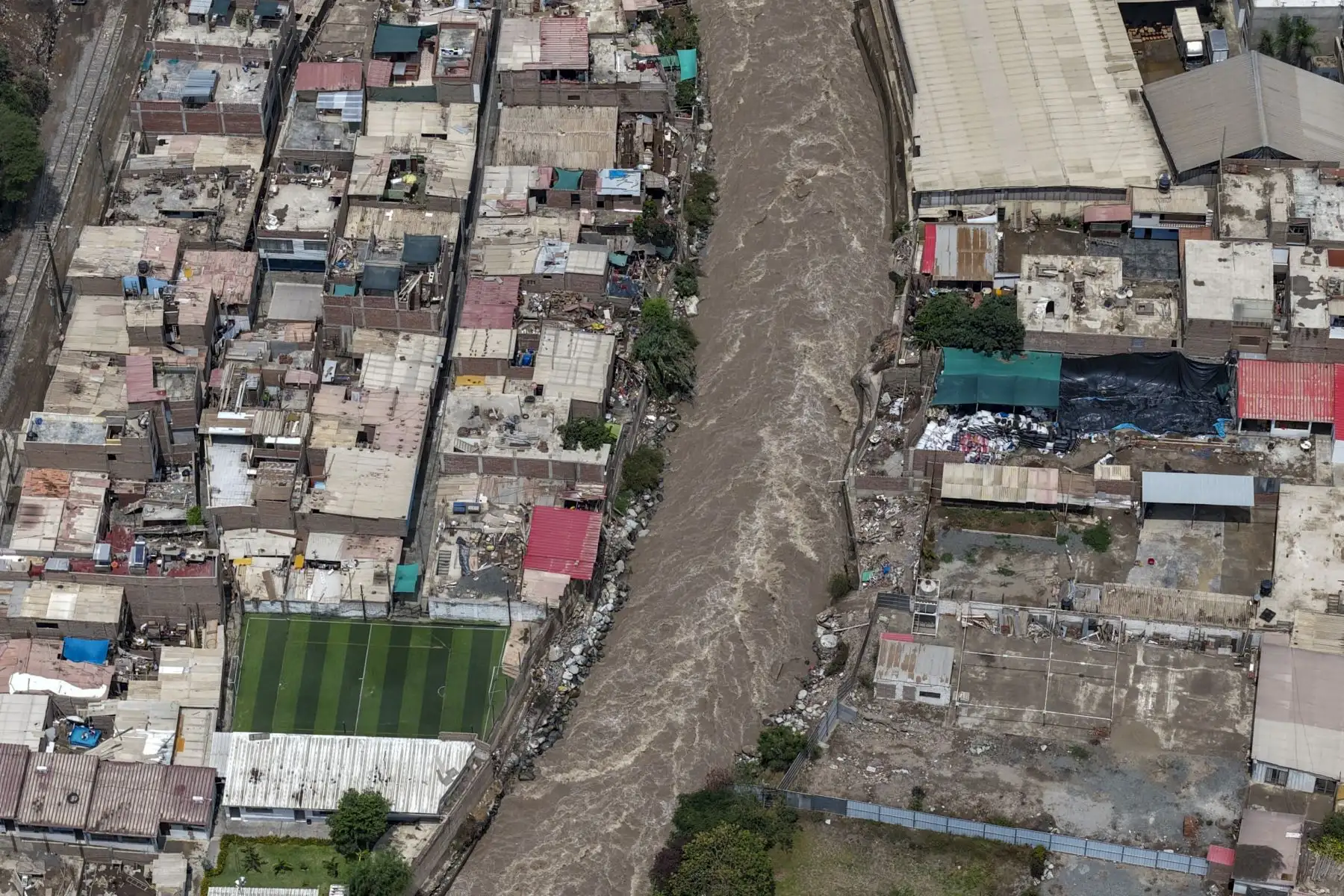 Una mirada cercana a las viviendas que, año tras año, quedan a escasos metros de la furia del agua en la zona este de Lima.Foto: ANDINA/Ricardo Cuba