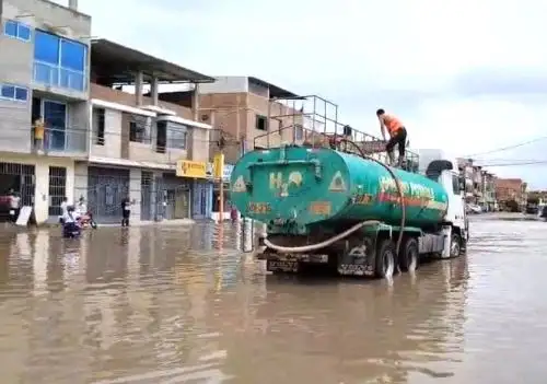 La lluvia torrencial que afectó durante más de seis horas a Chiclayo provocó el colapso de la red de alcantarillado y dejó sin el servicio de agua potable a gran parte de la ciudad. ANDINA/Difusión