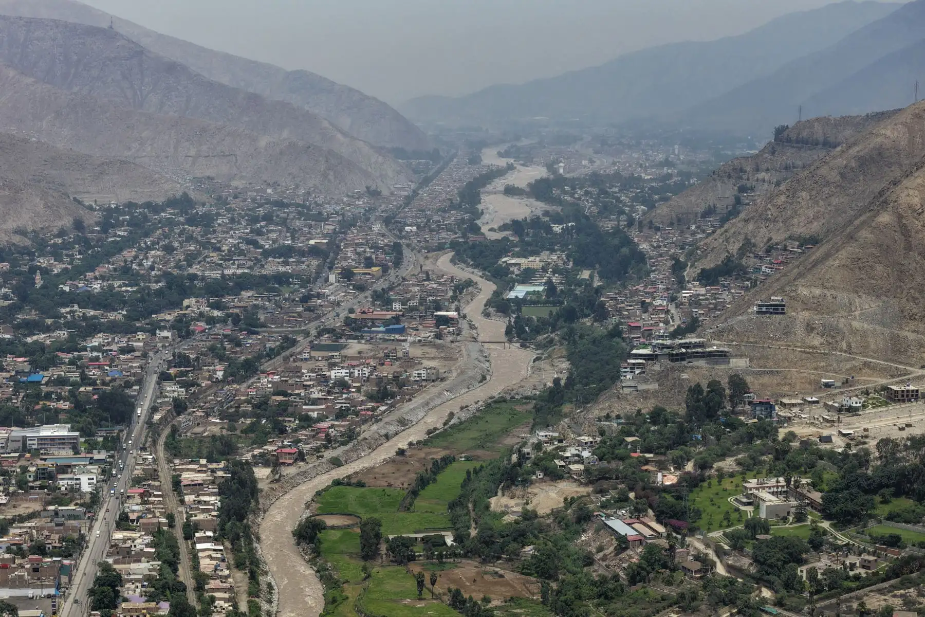 Una panorámica del valle del Rímac muestra el contraste entre la furia del río y la vulnerabilidad urbana en una de las zonas más afectadas por la geografía andina. Foto: ANDINA/Ricardo Cuba