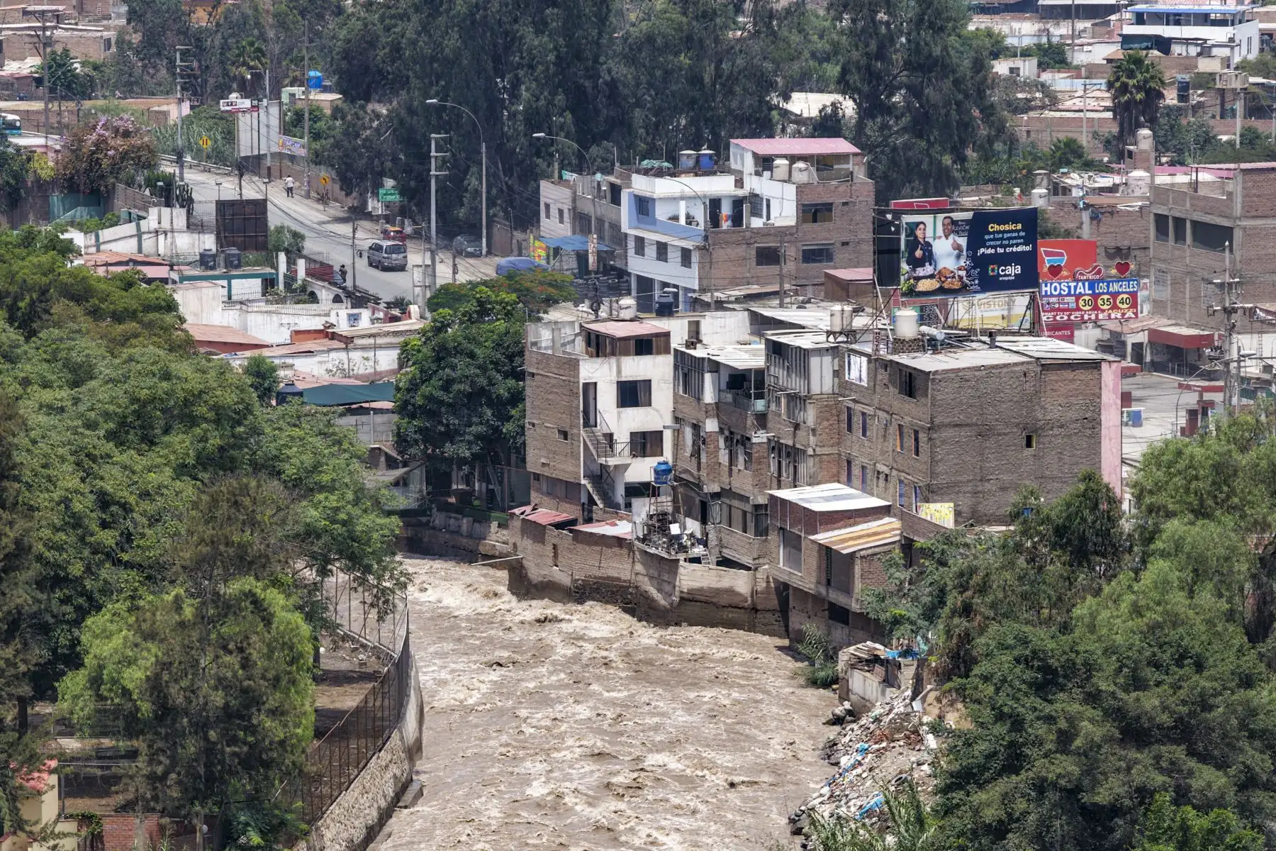 Imágenes aéreas muestran cómo el río Rímac ensancha su paso atacando estructuras que desafiaron el límite del cauce natural.  Foto: ANDINA/Ricardo Cuba