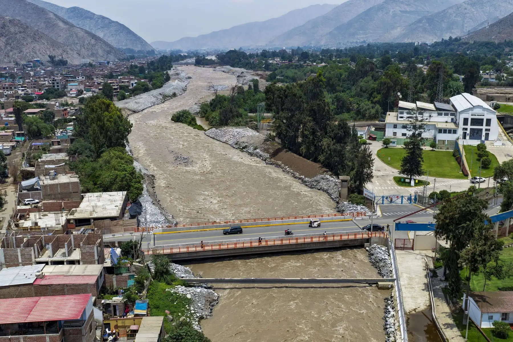 Una panorámica del valle del Rímac muestra el contraste entre la furia del río y la vulnerabilidad urbana en una de las zonas más afectadas por la geografía andina. Foto: ANDINA/Ricardo Cuba