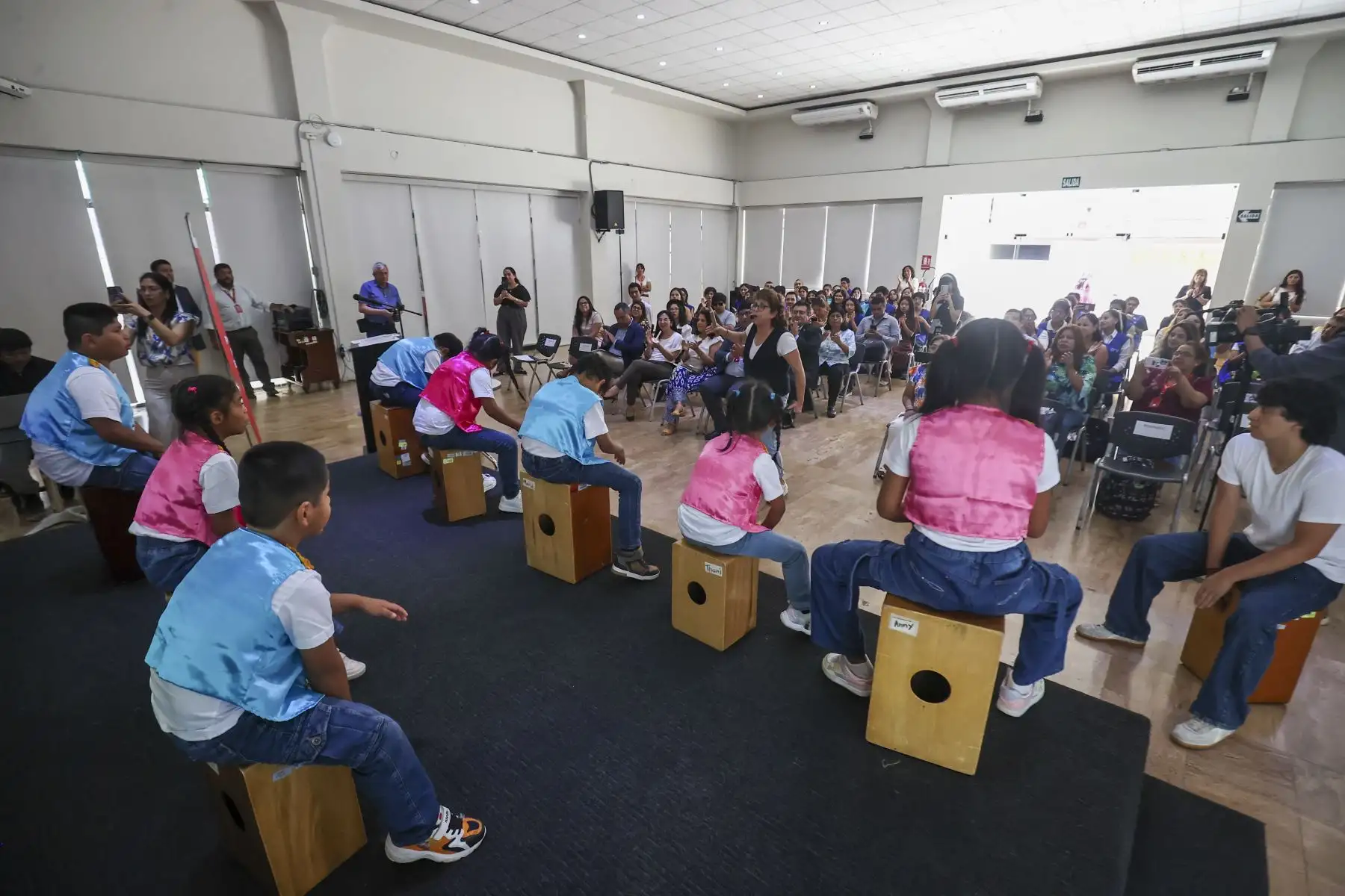 El gerente general de Editora Perú, Félix Paz, participó en el lanzamiento de la VI edición de la campaña de voluntariado “Acompáñanos a cambiar vidas”, del Programa Integral Nacional para el Bienestar Familiar - INABIF. 

Foto:ANDINA / Juan Carlos Guzmán Negrini