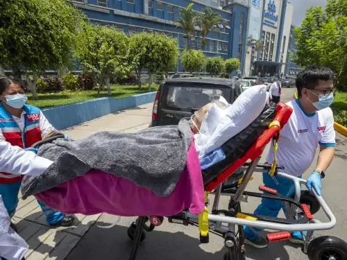 Ante la humareda del incendio de un depósito cercano, personal del hospital trasladó hacia un espacio más seguro, dentro del mismo nosocomio, a pacientes hospitalizados. Foto: EsSalud