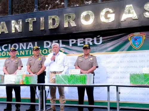 El ministro Begazo acudió esta mañana a la sede de la Dirección Antidrogas (Dirandro) de la PNP, en el distrito de San Isidro, donde participó en la presentación de los resultados de una operación contra el narcotráfico ejecutada en el departamento de Arequipa. Foto: Difusión