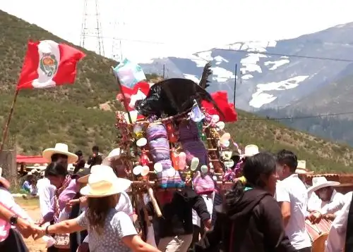 El distrito de Pueblo Libre, ubicado en la provincia de Huaylas, región Áncash, revive una ancestral festividad donde el protagonista es el cóndor andino, el ave emblemática de Perú. Se trata del Rachi Cóndor 2026, una tradicional fiesta llena de simbolismo que es celebrada con música y danzas ancestrales. Foto: Captura TV
